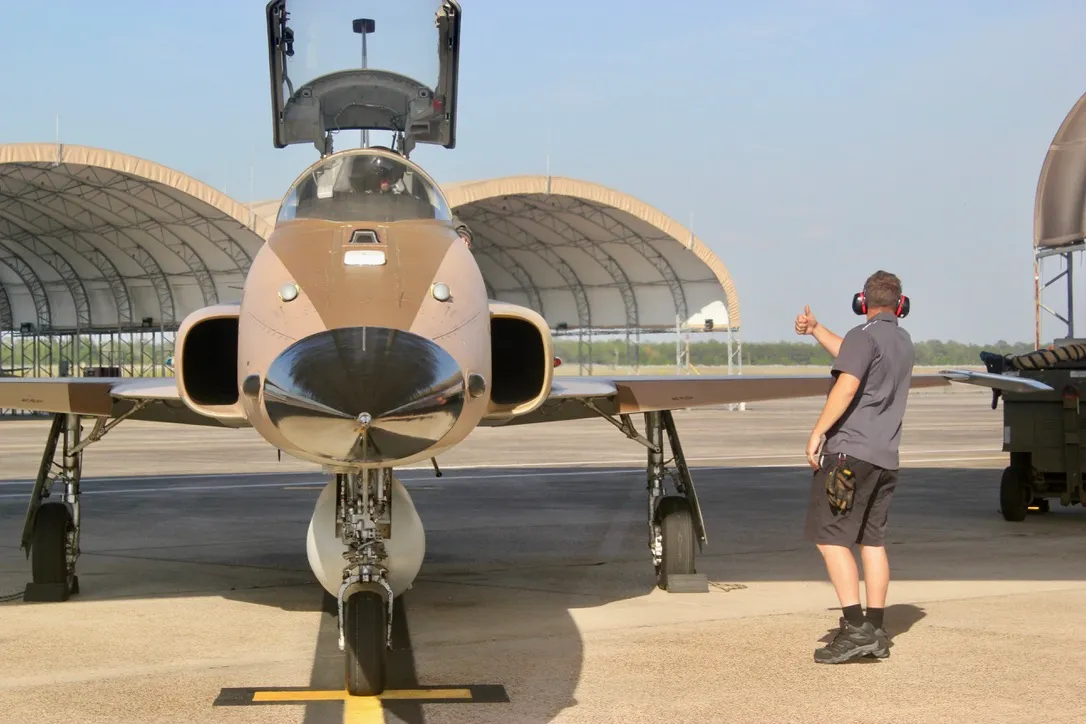 F5 with cockpit open and ground crew signaling to pilot
