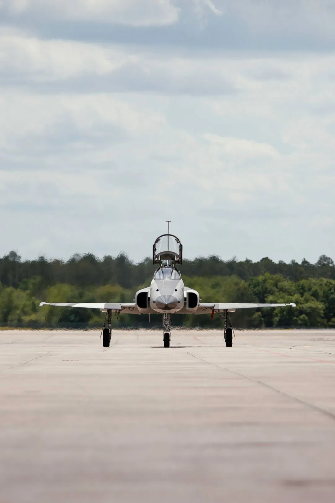 F5 on the runway with cockpit open straigh on