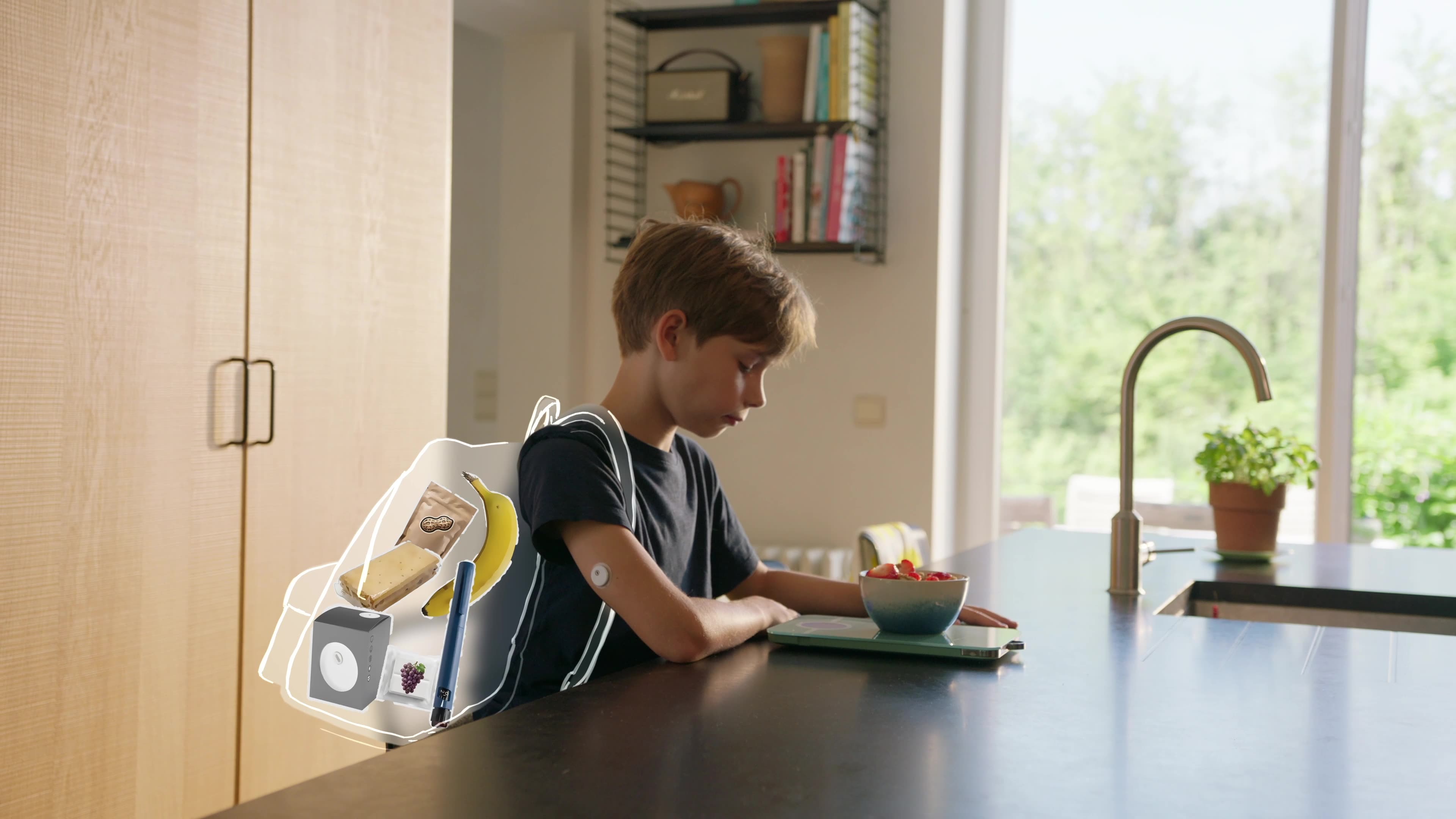 Een jongen met een sensor op zijn bovenarm zit aan een keukenwerkblad met een kom fruit voor zich, links een geïllustreerde rugzak toont een banaan, een reep chocolade, een pen, een doosje met druiven en een apparaat.