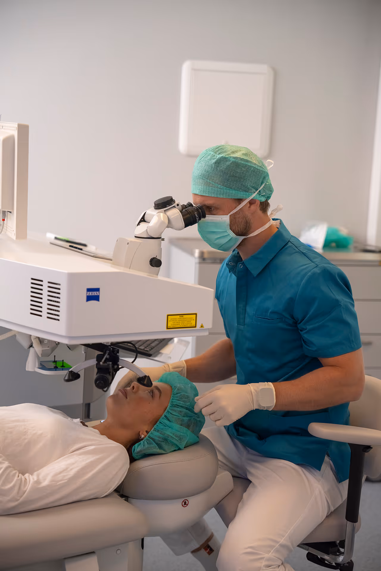 Øyelege Eirik med pasient under FemtpLASIK Laser-korrigering