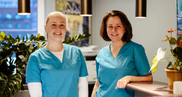 Sykepleierne ved OSLO SYN tar deg varmt i mot i resepsjonen til klinikken.