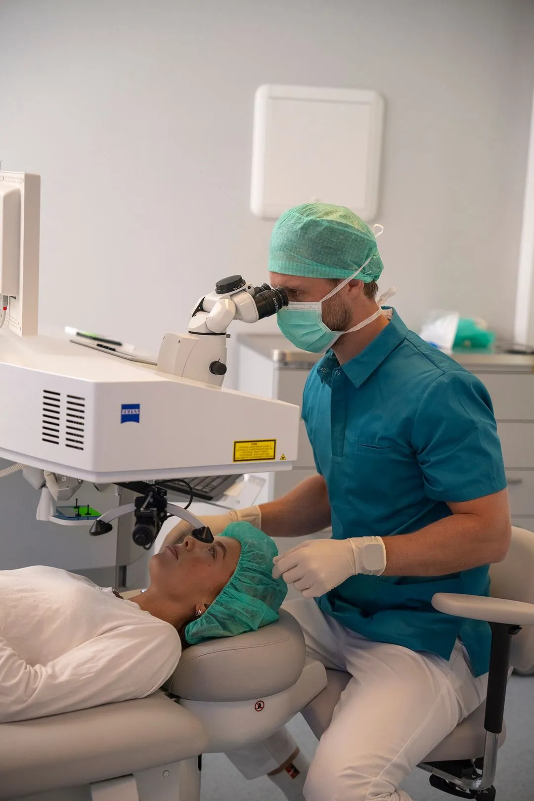 Øyelege Willy Pettersen utfører en PRESBYOND laseroperasjon av pasient ved OSLO SYN