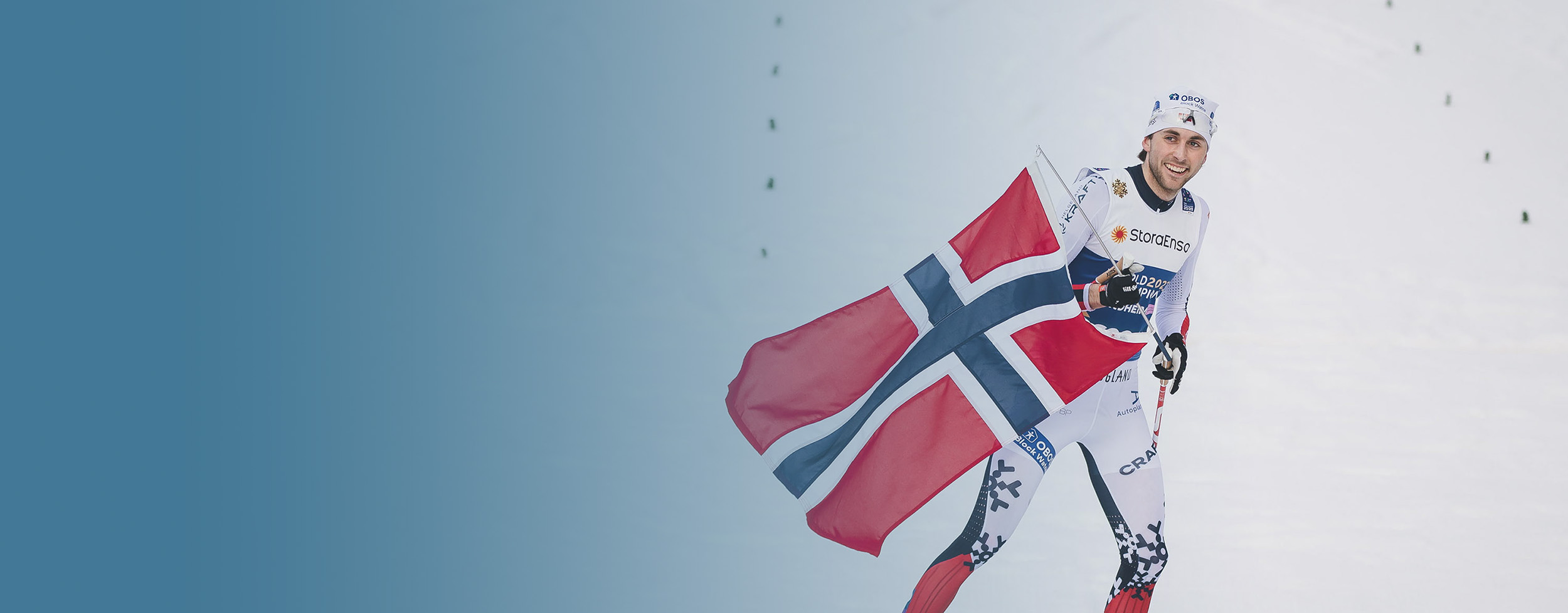 Jarl Magnus Riiber feirer med flagg i skisporet og kan nyte livet med varig godt syn etter synskorrigerende behandling hos øyelege Dr. Willy Pettersen. 