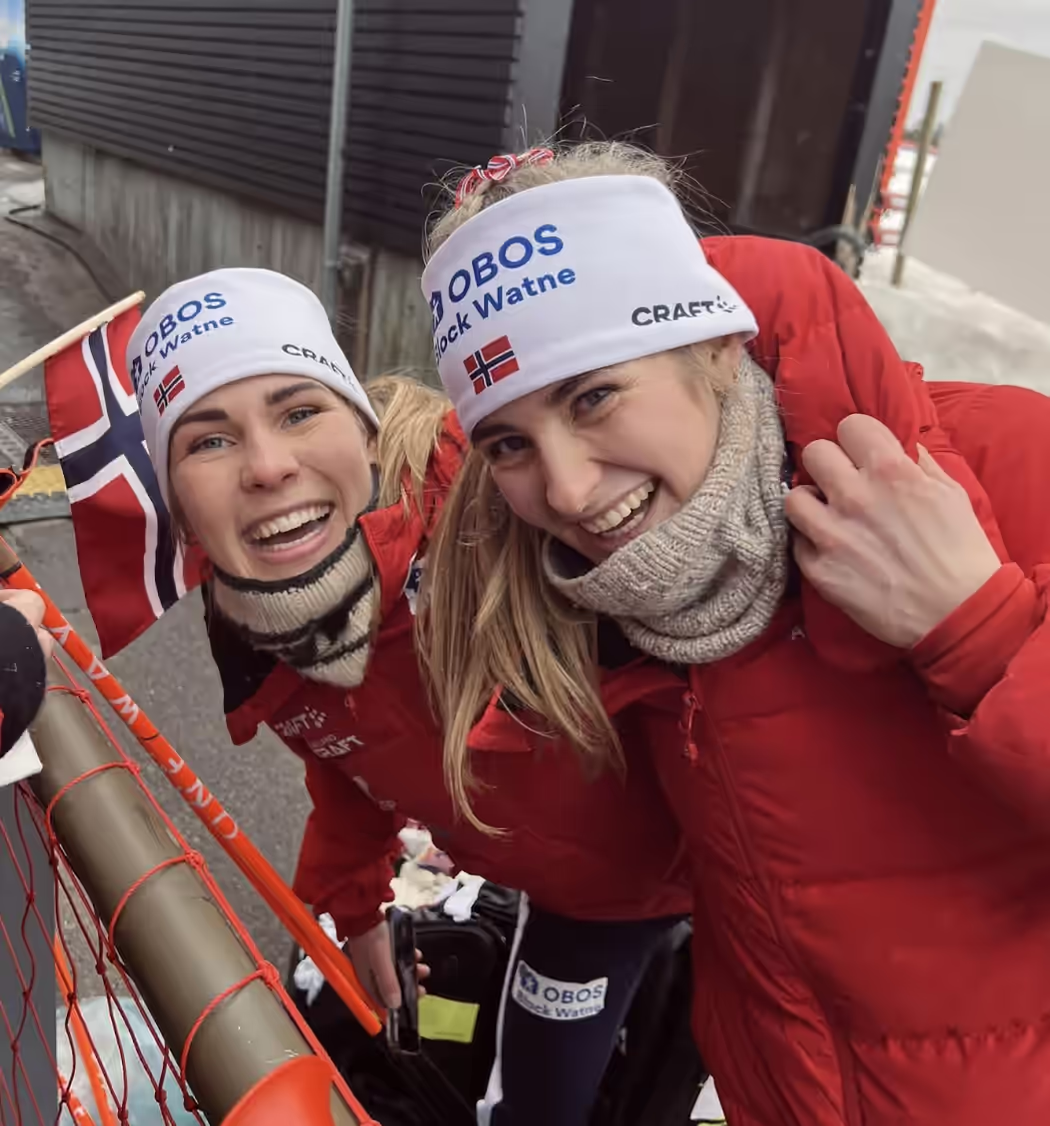 Fornøyde pasienter feirer og smiler godt etter synskorrigerende behandling hos OSLO SYN