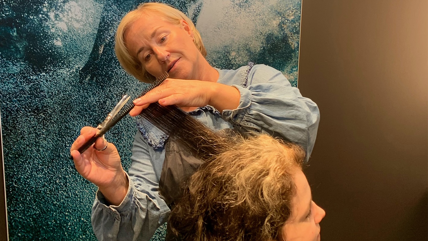 Frisør Lise Kristiansen klipper nå hår uten briller eller linser etter synskorrigerende behandling med linsebytte (RLE) hos OSLO SYN.