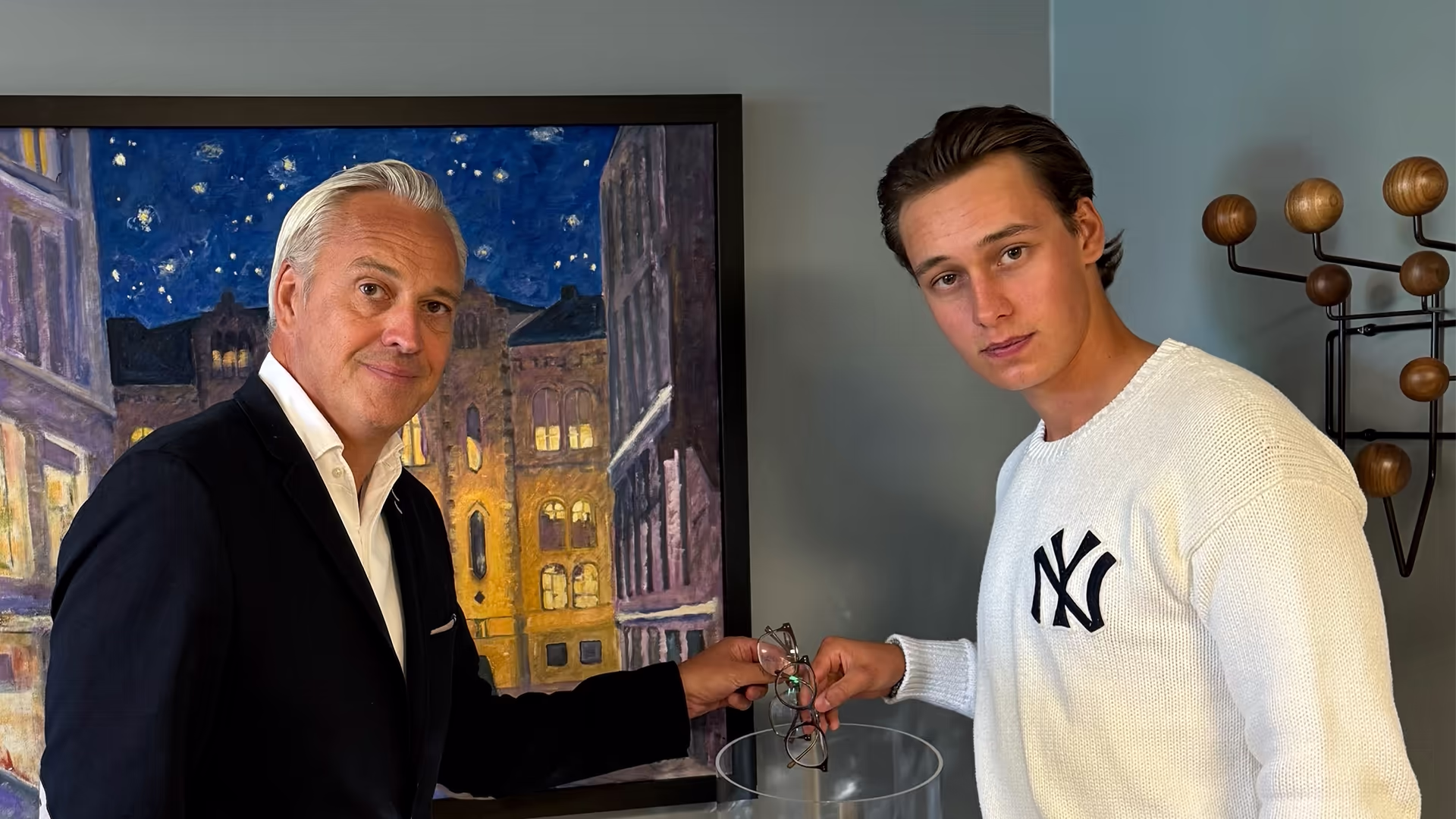 Pilot Henrik Schjølberg Henriksen og sønnen kaster fornøyd brillene etter gjennomført synskorrigerende behandling hos OSLO SYN.
