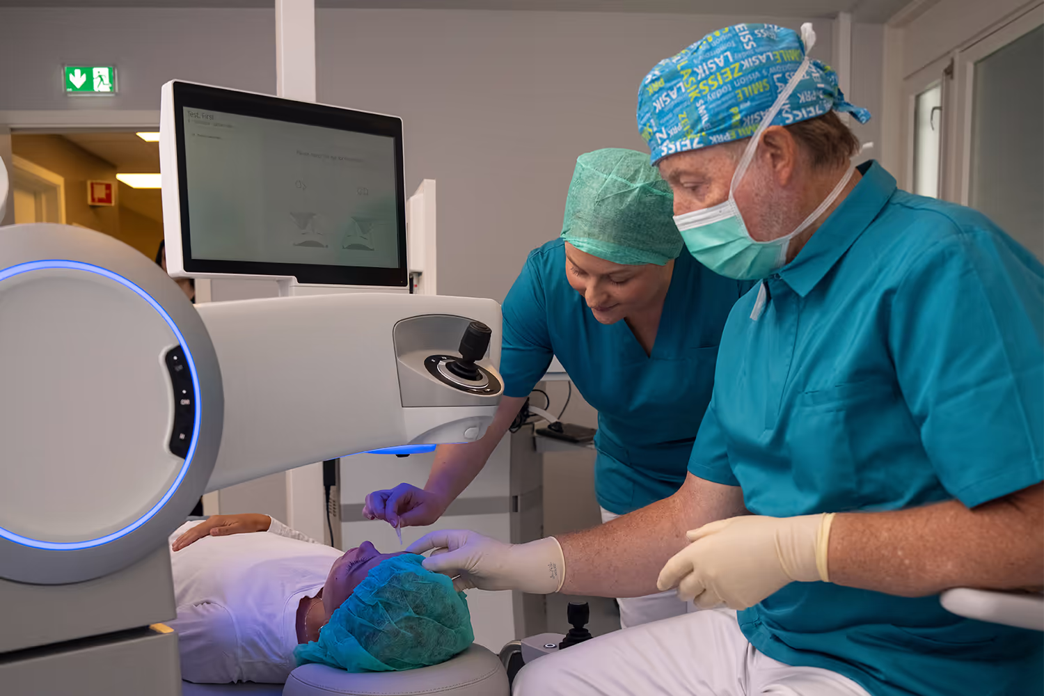 Øyelege Dr. Willy Pettersen utfører synskorrigerende operasjon sammen med sykepleier på pasient ved
OSLO SYN.
