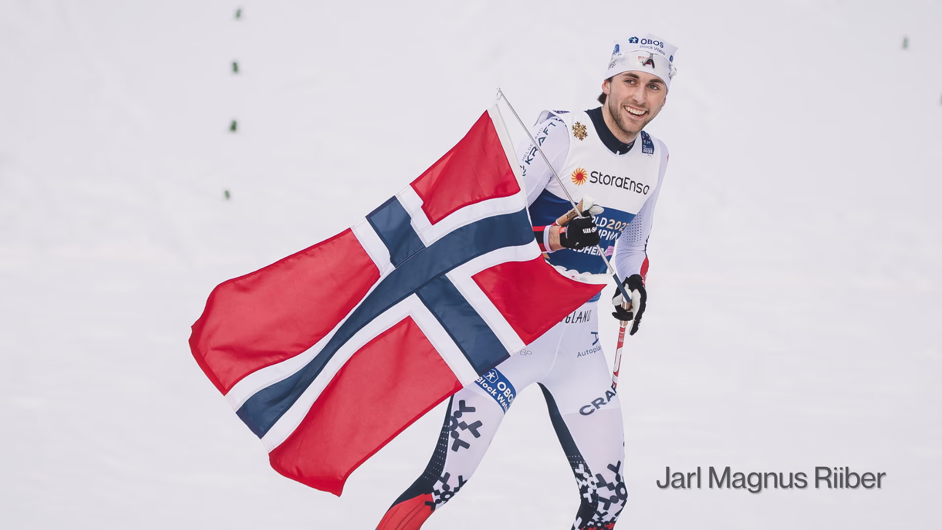 Jarl Magnus Riiber feirer med flagg i skisporet og kan nyte livet med varig godt syn etter synskorrigerende behandling hos øyelege Dr. Willy Pettersen.