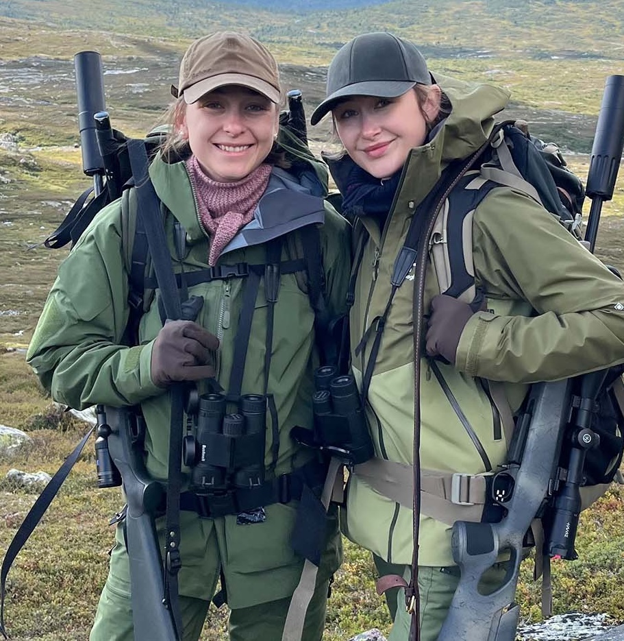 Søstrene Thea og Anine Ryder er klare for jakt og fornøyde med godt syn etter synskorrigerende behandling hos OSLO SYN.
