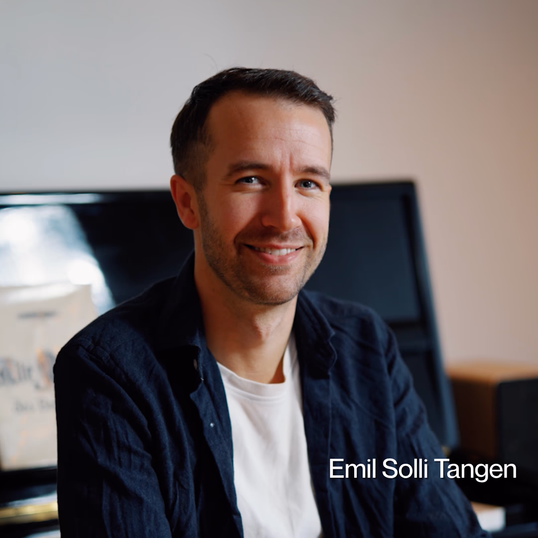 Pasient Emil Solli Tangen sitter her med pianoet sitt og smiler fornøyd etter synskorrigerende behandling hos OSLO SYN