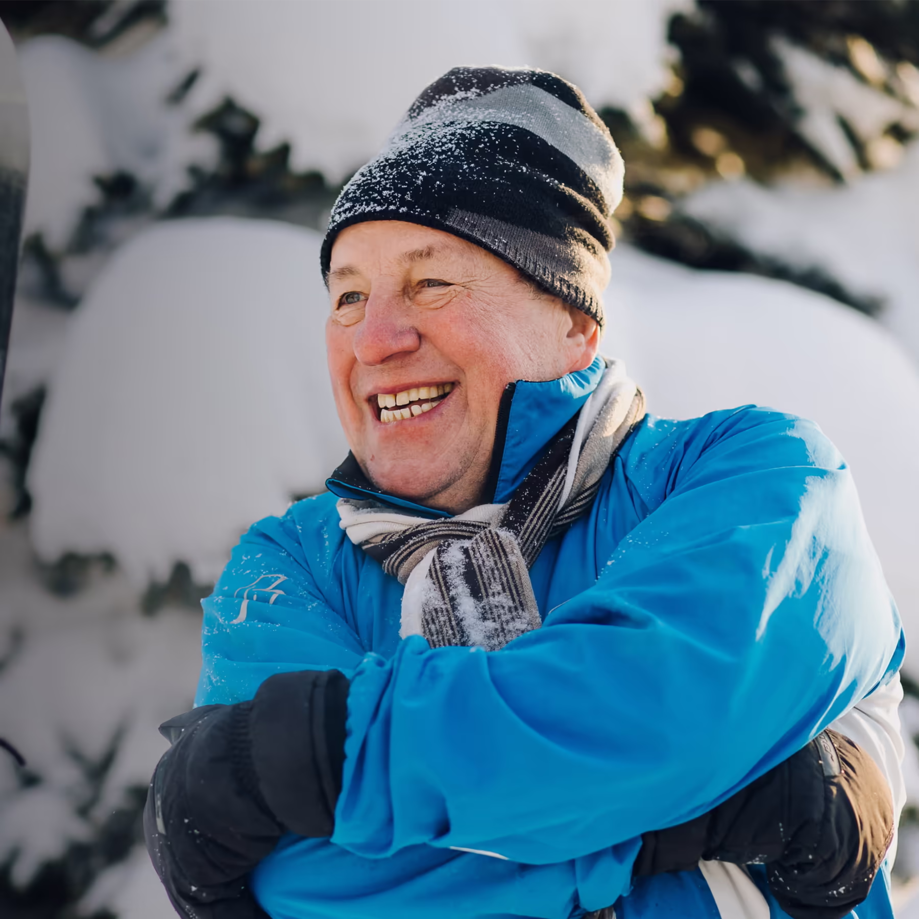 Fornøyd eldre mann på skitur smiler bredt. Linseoperasjon (RLE) hos OSLO SYN
