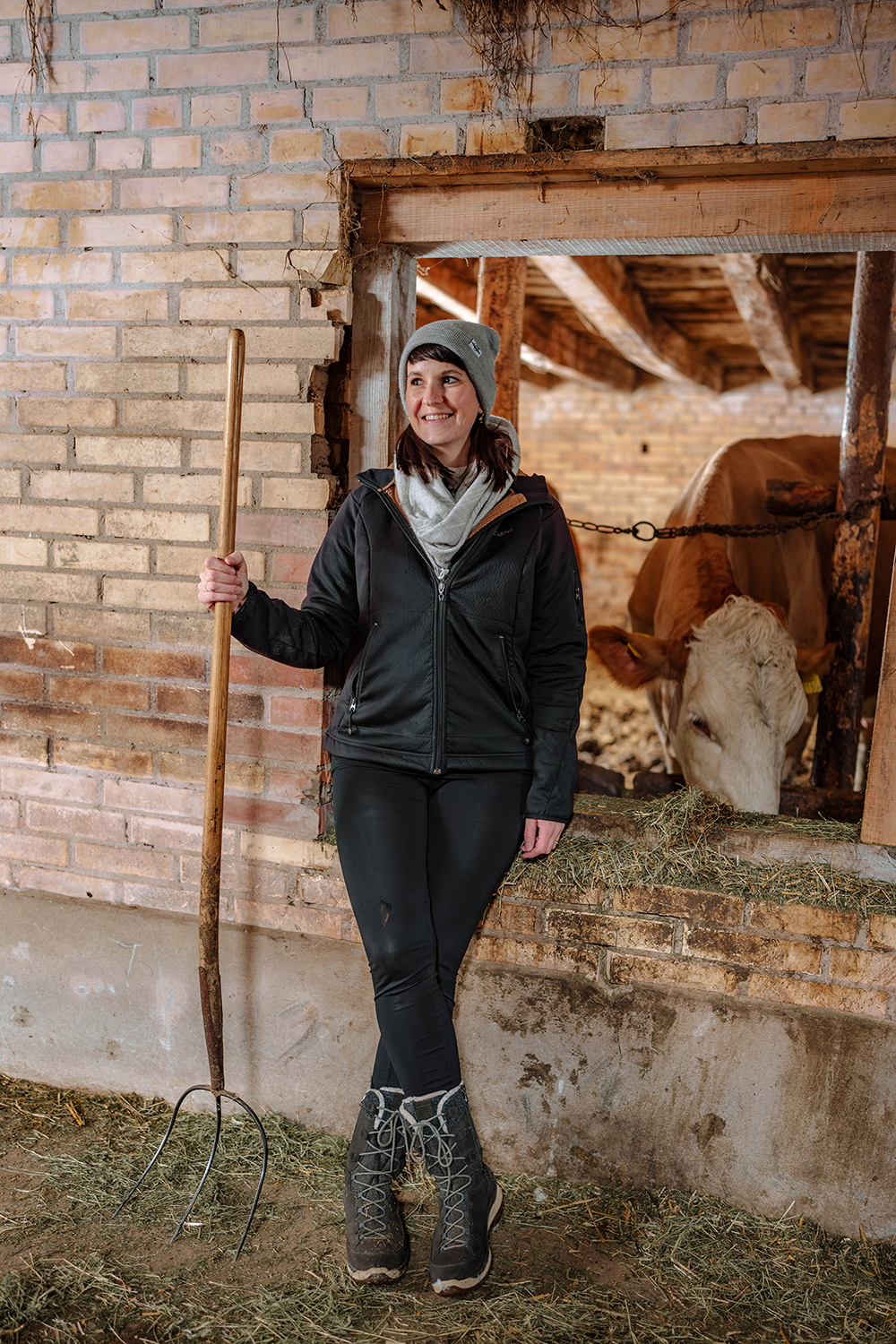 Fraz steht im Stall mit Mistgabel