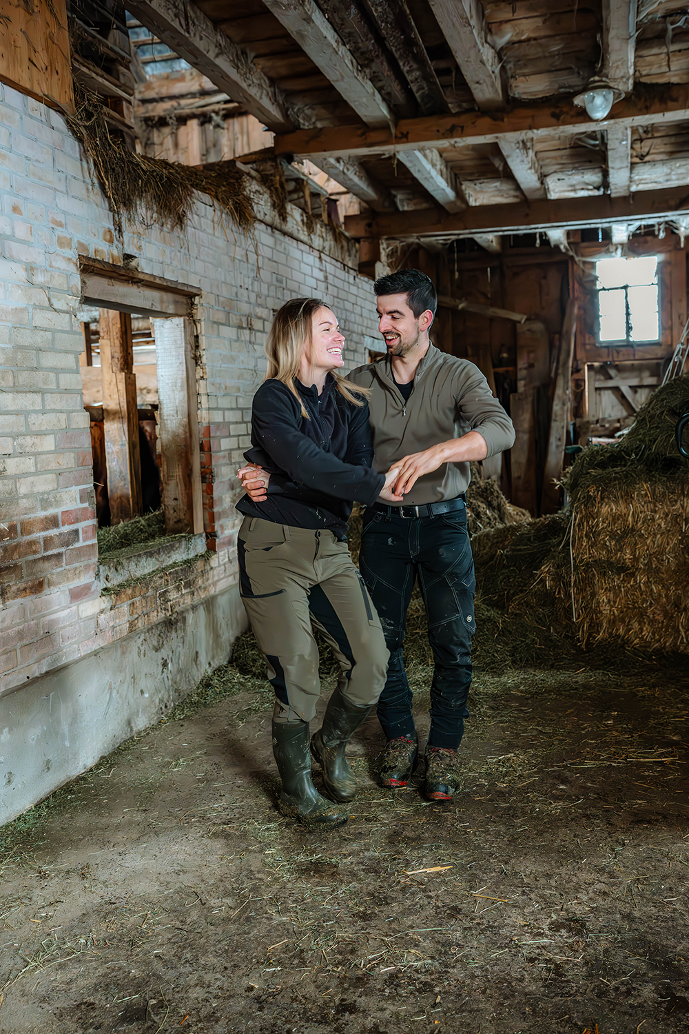 Mann und Frau tanzen im Stall