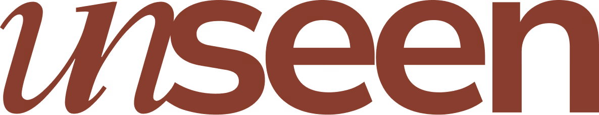 Logo met het woord 'unseen' in een schreeflettertype en donkere roestbruine kleur.