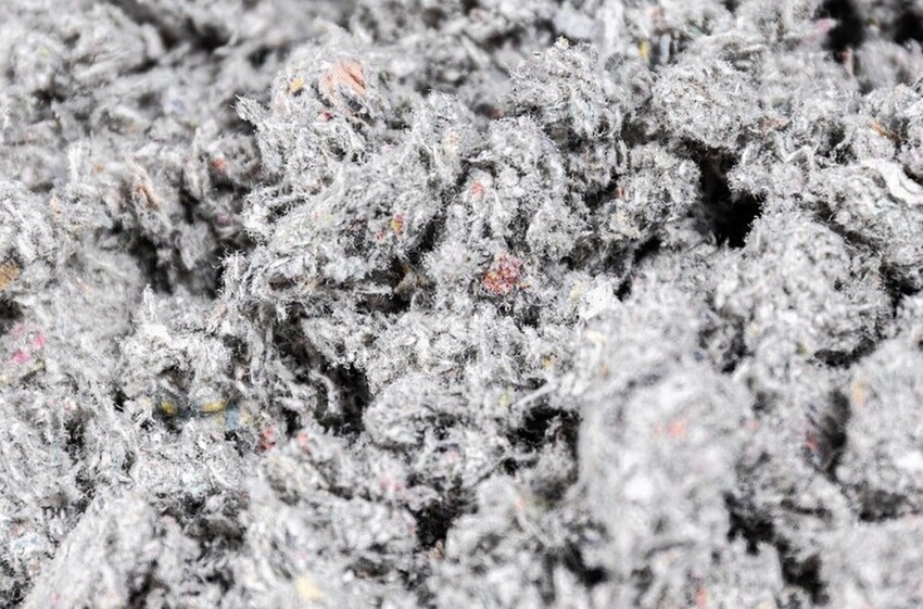 Close-up van grijze cellulose-isolatievlokken uit gerecycleerd papier