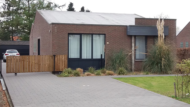 De originele bakstenen bungalow in Wortel vóór de aanbouw en crépi-afwerking