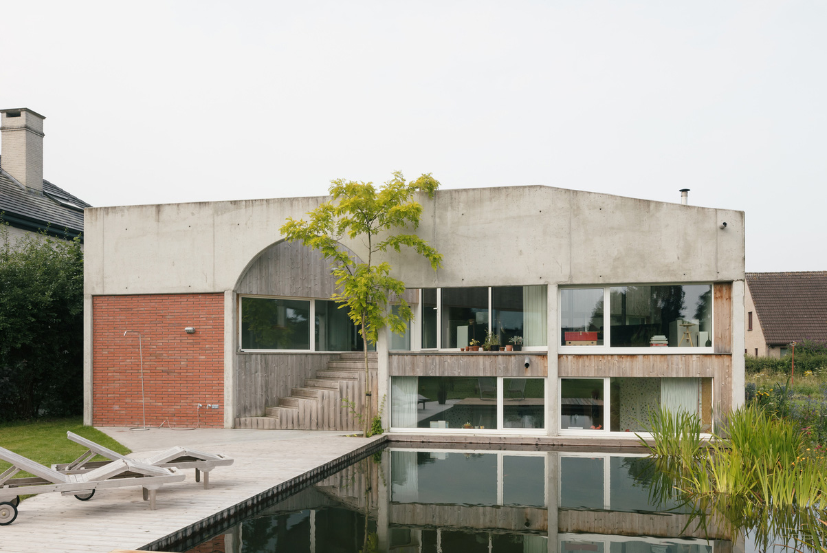 Exclusieve woning in Zoersel met betongevel, boogvorm en zwemvijver aan de tuinzijde