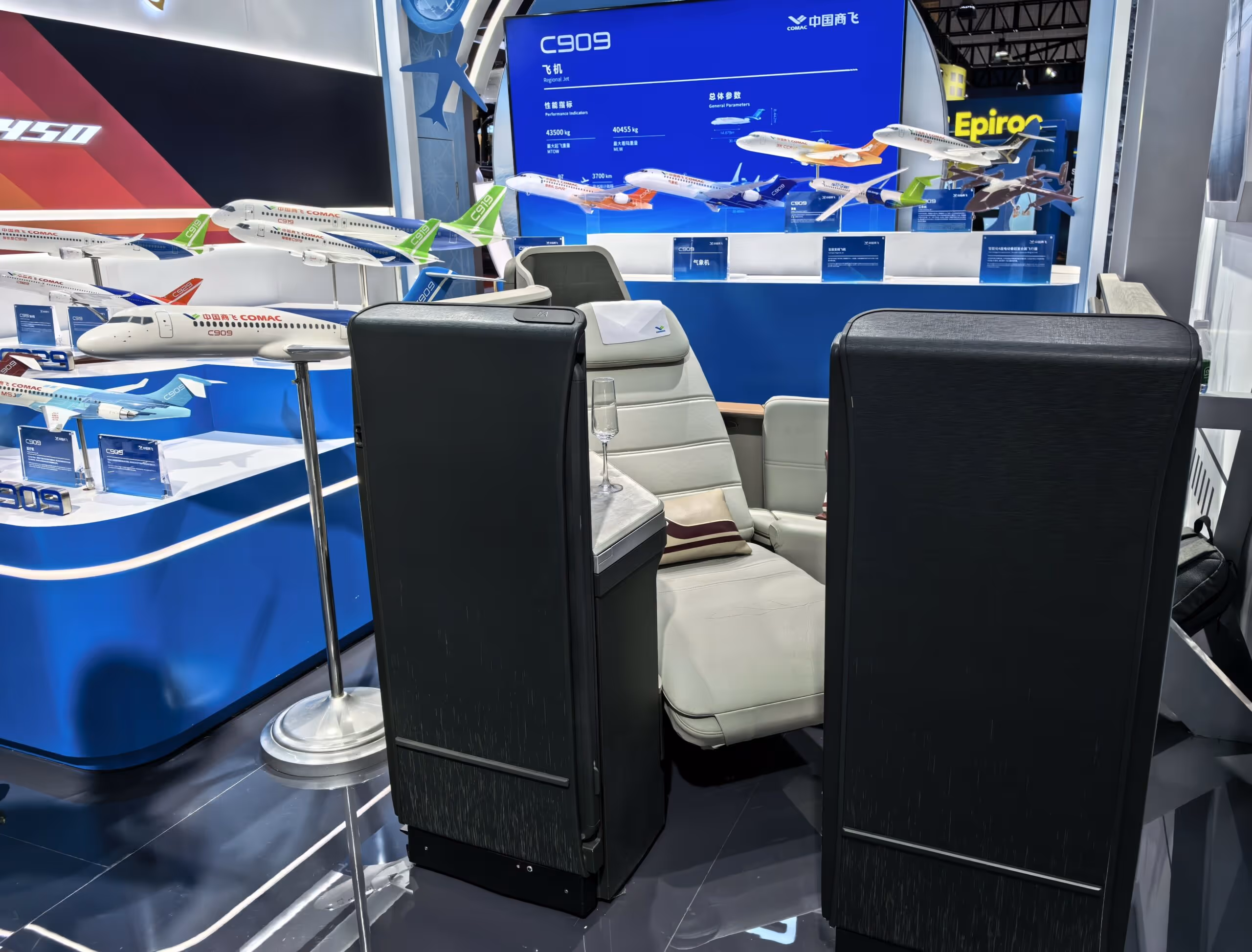 Thompson Aero Seating Showcases VantageSOLO with COMAC at CIIE 2025