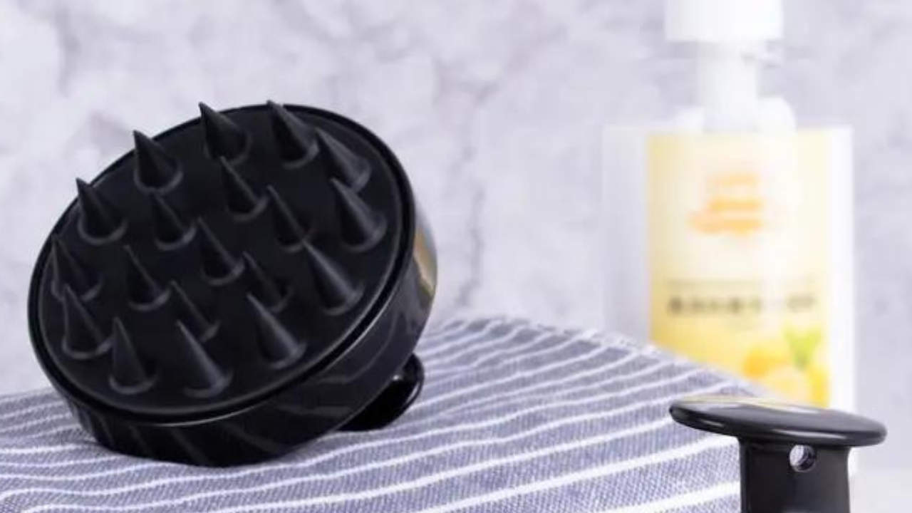 A handheld scalp shampoo brush with flexible points