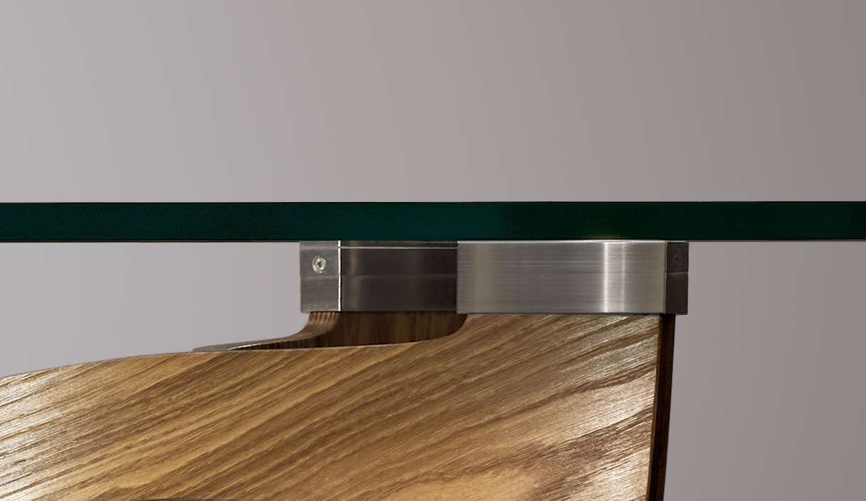 Detail der Edelstahlverbindung zwischen Tischplatte und Gestell