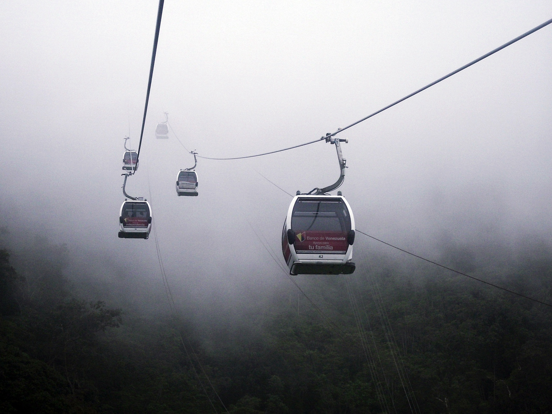 Teleférico Warairarepano sobre la ciudad de Caracas