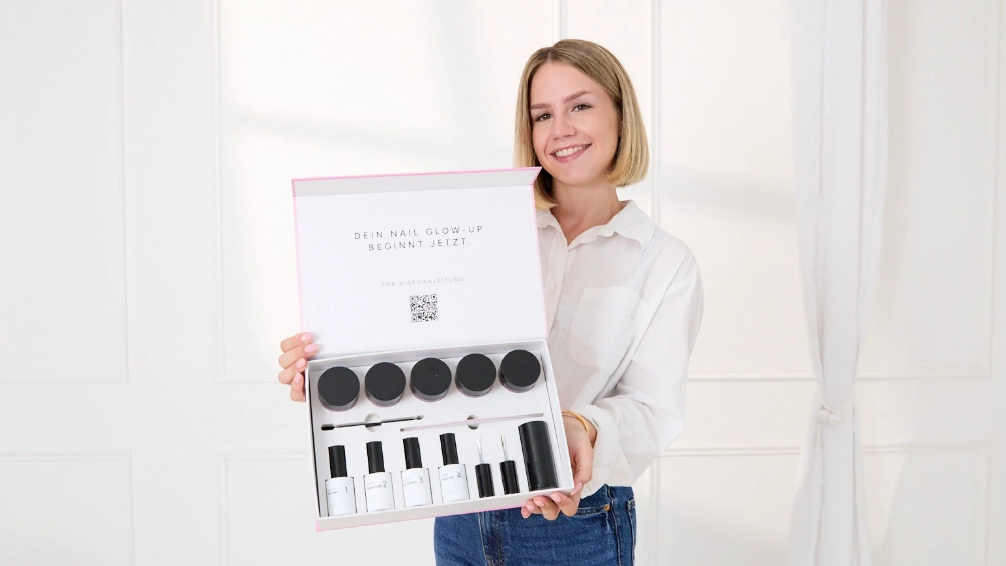 Cleo, Mitgründerin von DIPDRIP, mit dem Dip-Powder-Set
