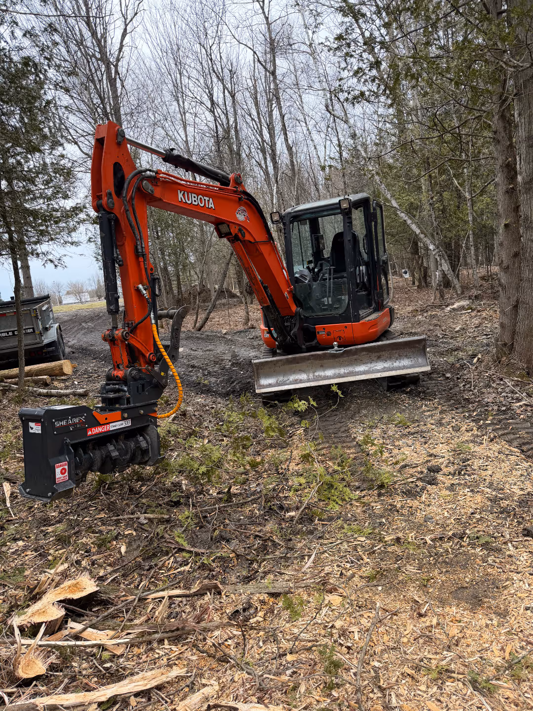 Excavatrice utilisée pour défrichage