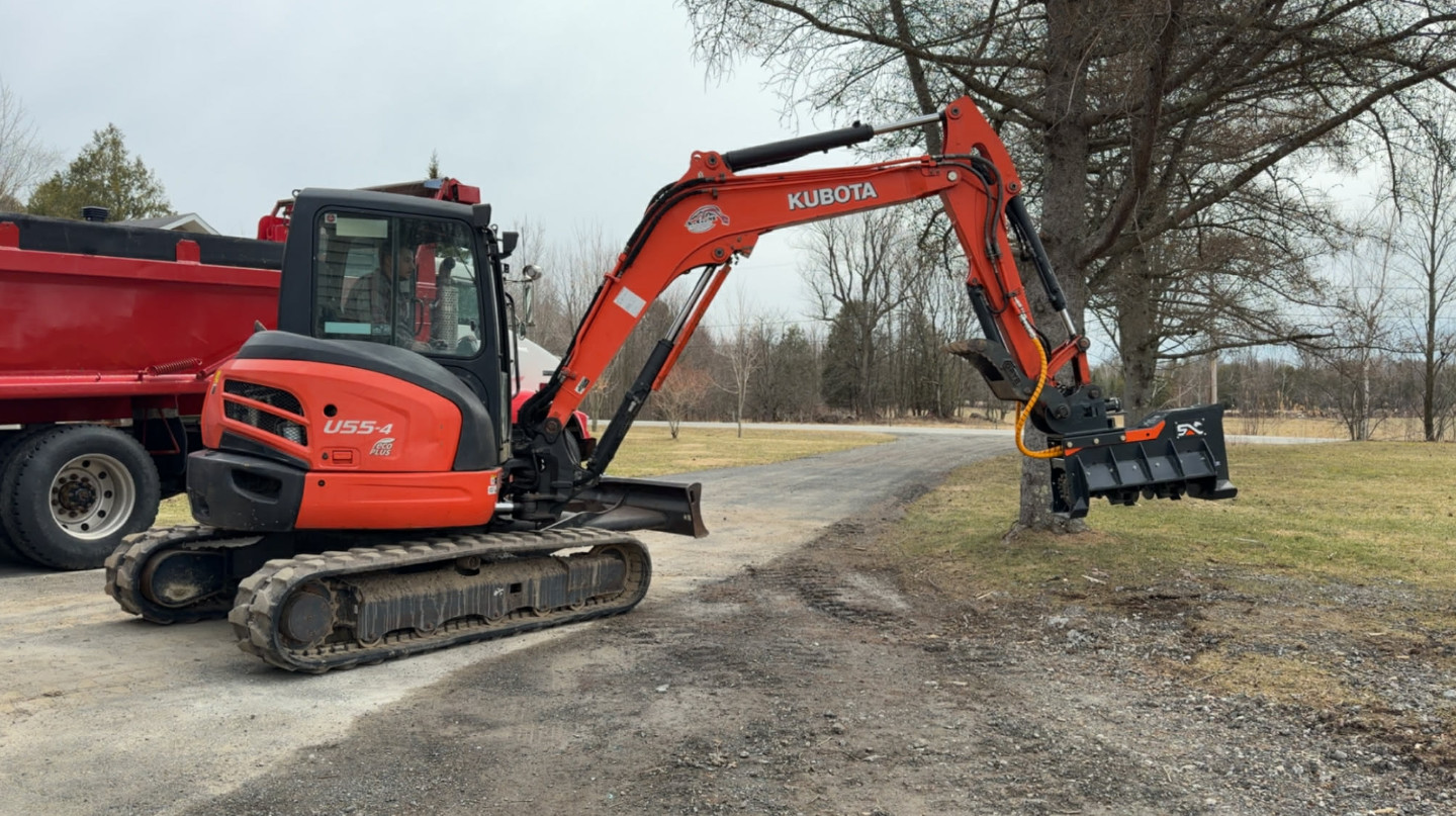 Excavatrice en opération sur un chantier de défrichage en Estrie