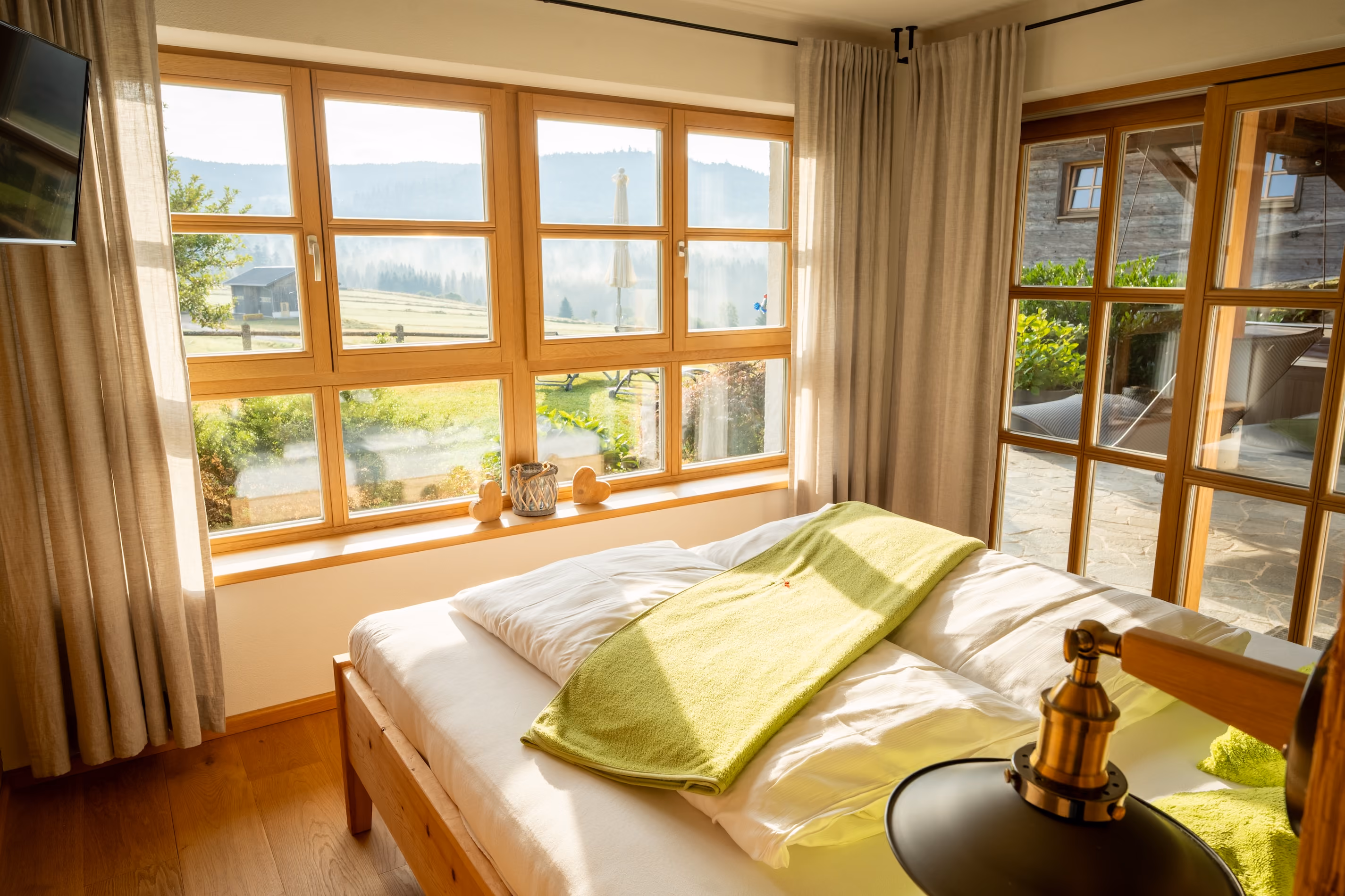 Pauschale 4 = 3 – Schlafzimmer im Chalet Schönbuchet mit Morgenblick in den Bayerischen Wald