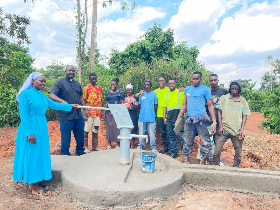 Nakifuma Village gathers at the dedication of their new well