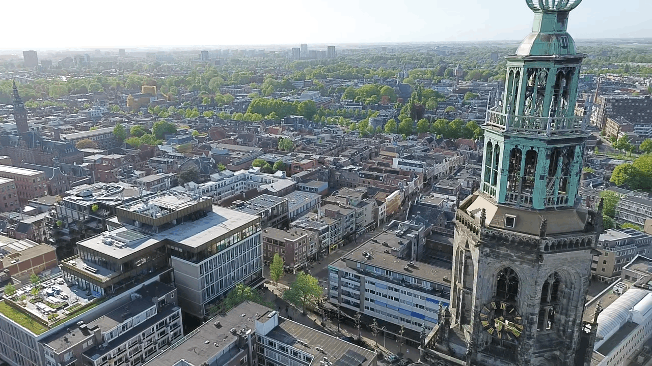 Luchtfoto van de binnenstad van Groningen met een historische kerktoren