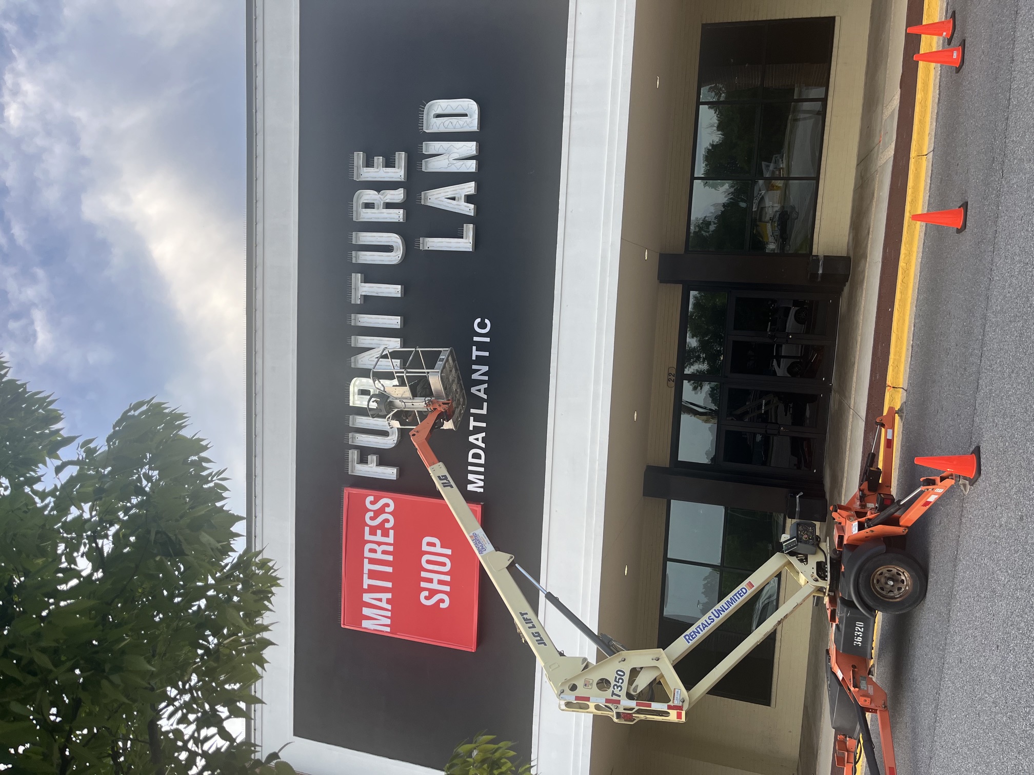Professional sign maintenance service for a commercial property