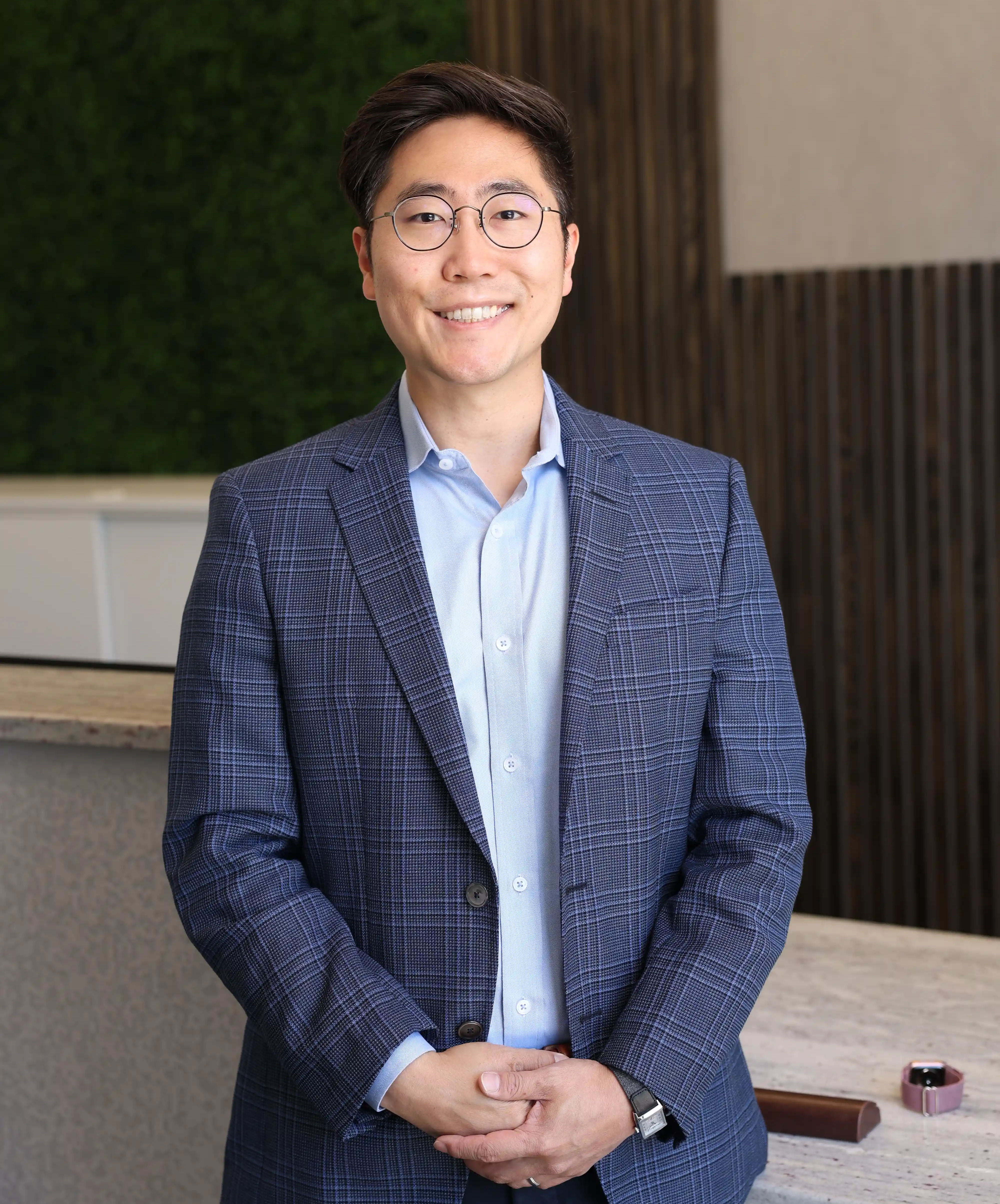 Dr. Chris Kim explaining the full-mouth reconstruction diagnosis approach at Livewell Denta