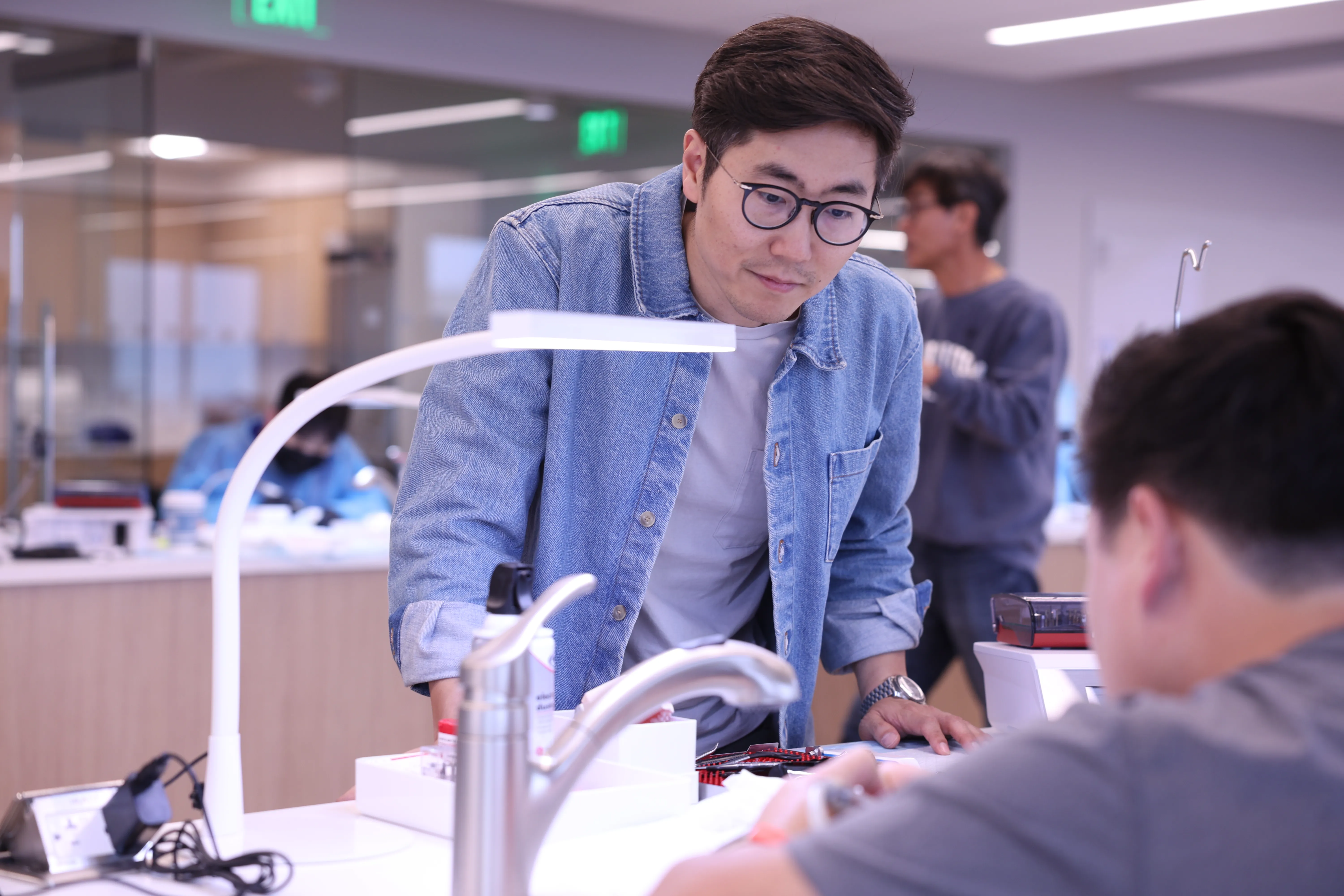 Dr. Chris Kim demonstrating implant treatment planning