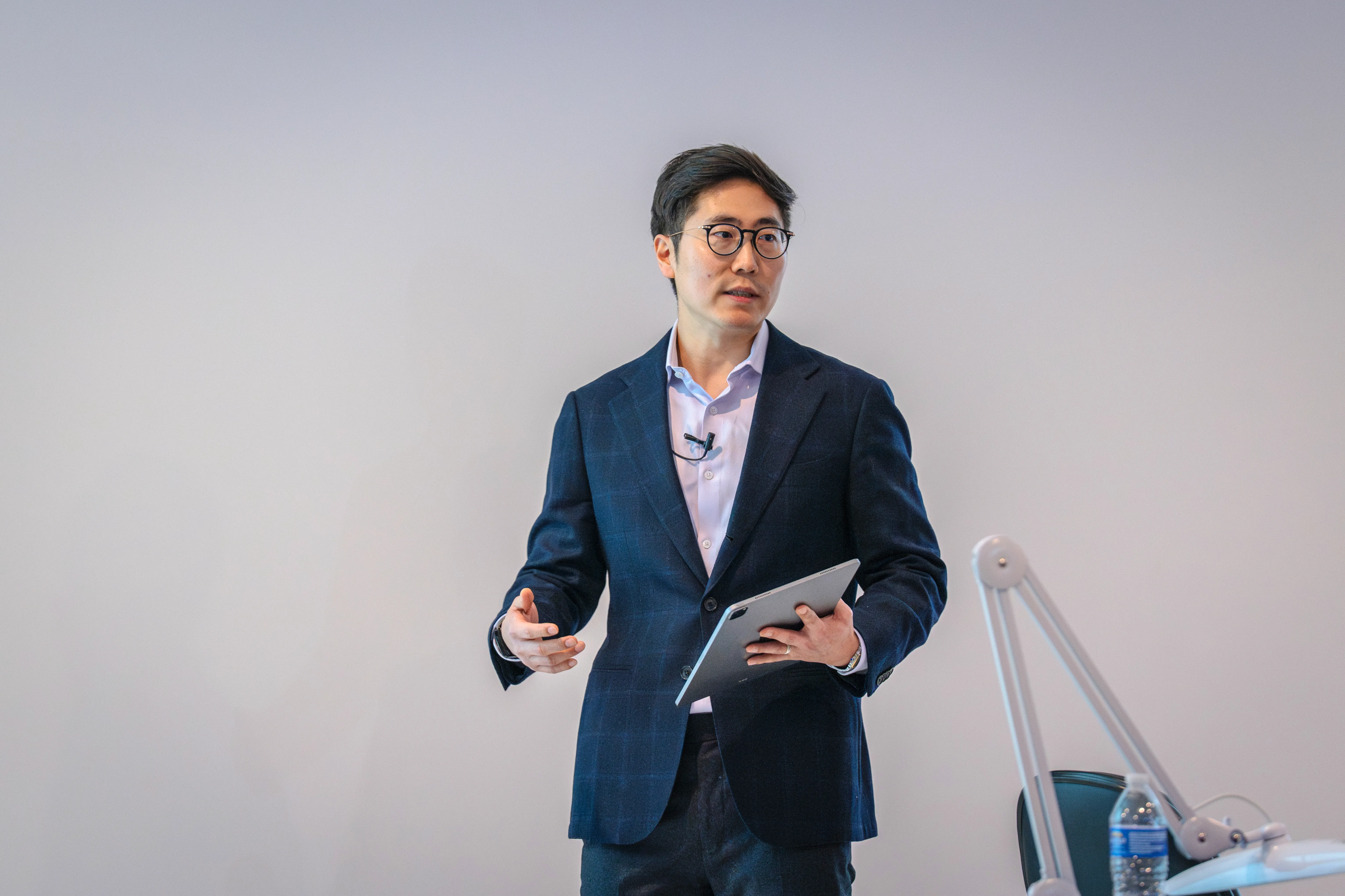 Dr. Chris Kim instructing dentists at an Implant Accelerator hands-on course