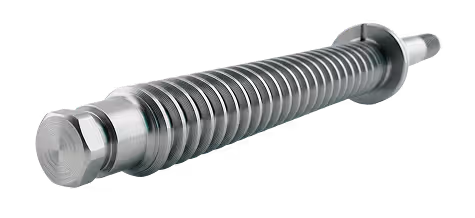 Metallspindel mit Gewindegängen vor schwarzem Hintergrund.