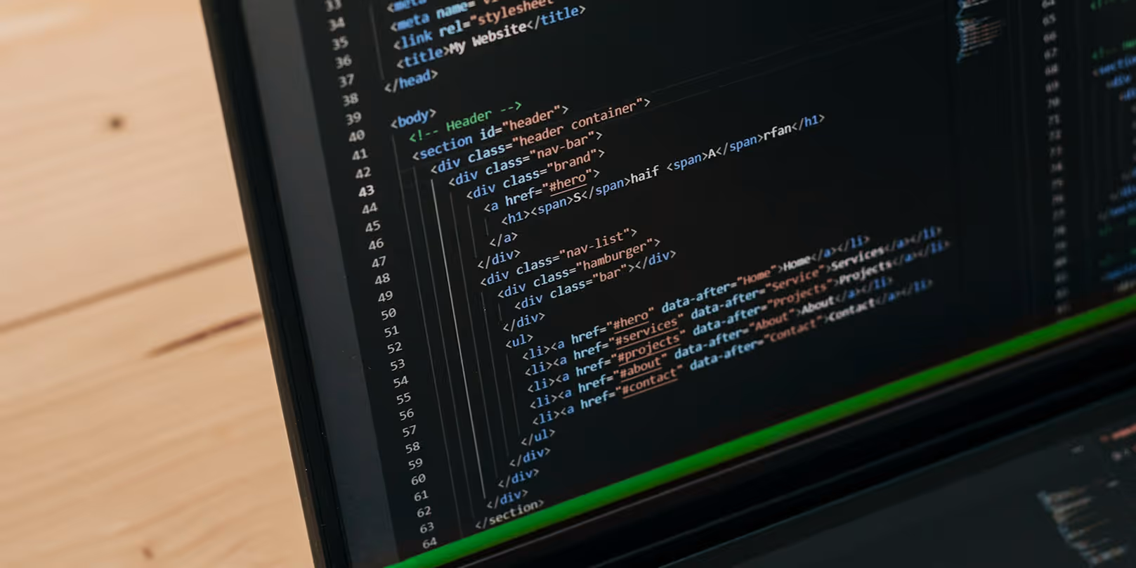 Écran d'ordinateur affichant du code HTML structurant un menu de navigation avec des sections et des liens.