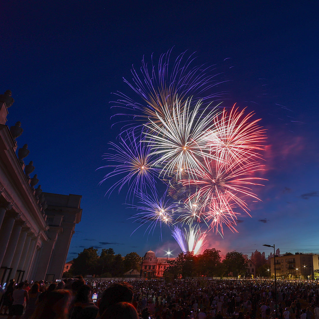 Feux d'artifice Wagnon Events bleu blanc rouge dans le ciel 