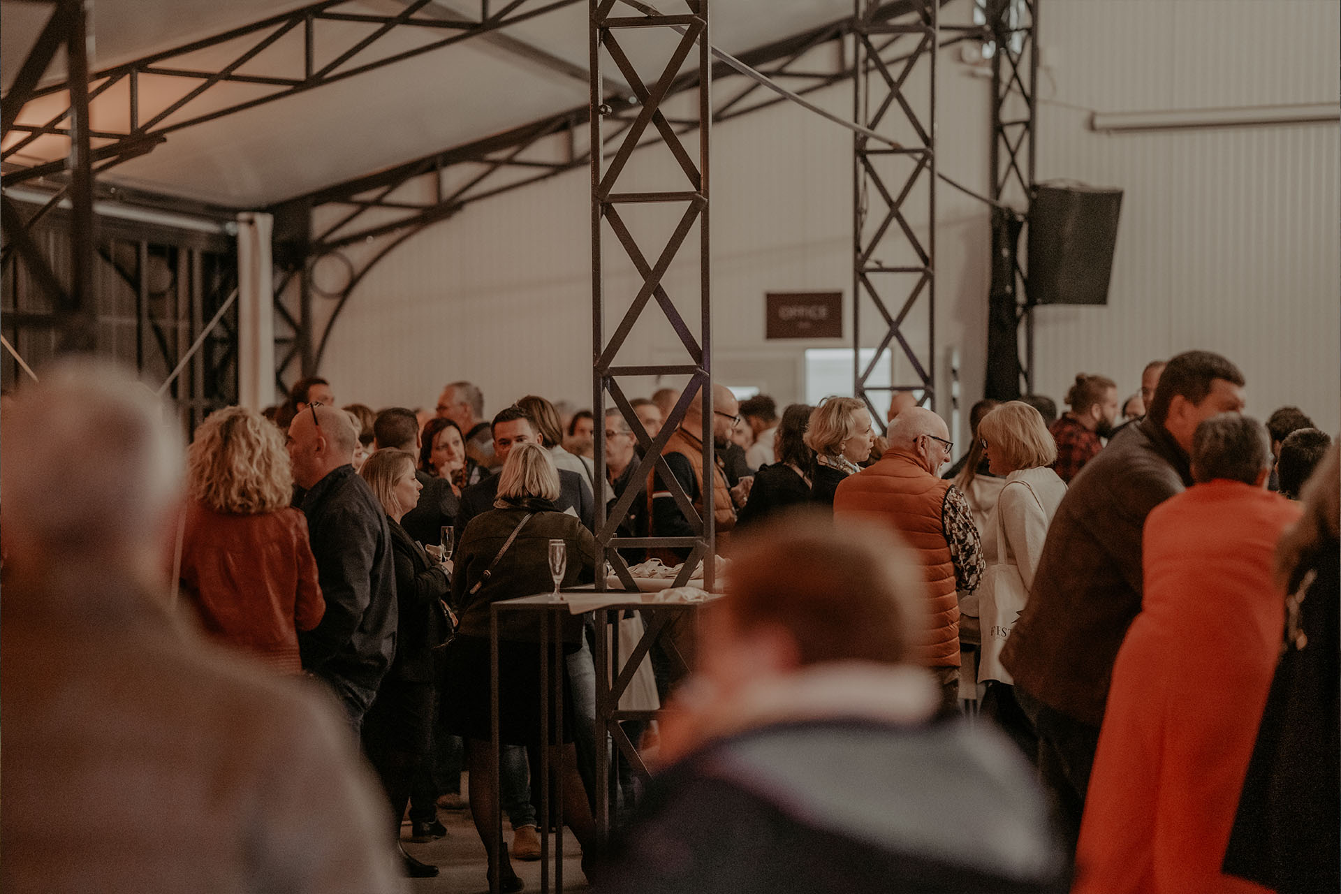 Participants échangeant lors d'un séminaire Wagnon Events en intérieur sous un chapiteau