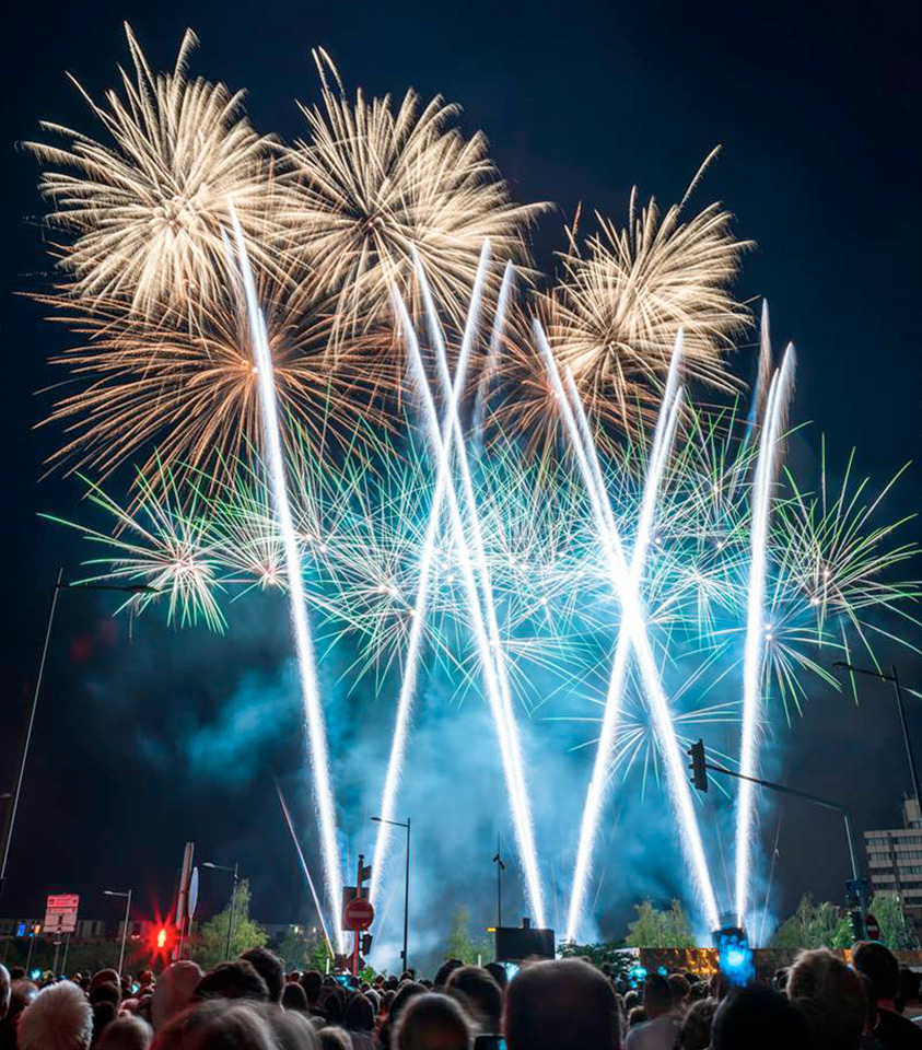 Spectacle pyrotechnique du 14 juillet à Strasbourg devant 45 000 spectateurs avec traînées blanches et éclats dorés, réalisation Wagnon Events depuis 30 ans de collaboration