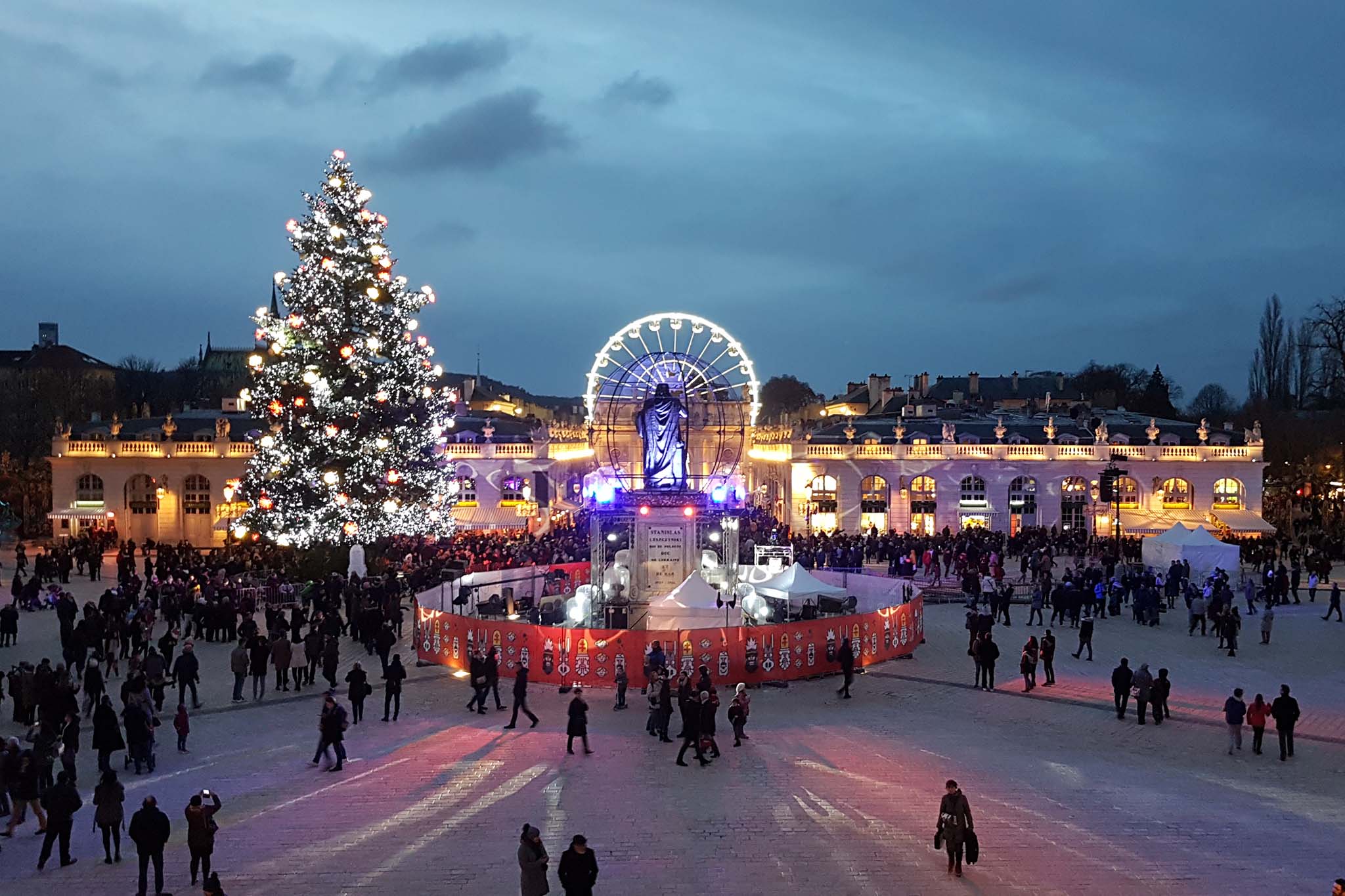 Décoration de Noël Place Stanislas à Nancy avec sapin illuminé, statue et grande roue, prestation Wagnon Events