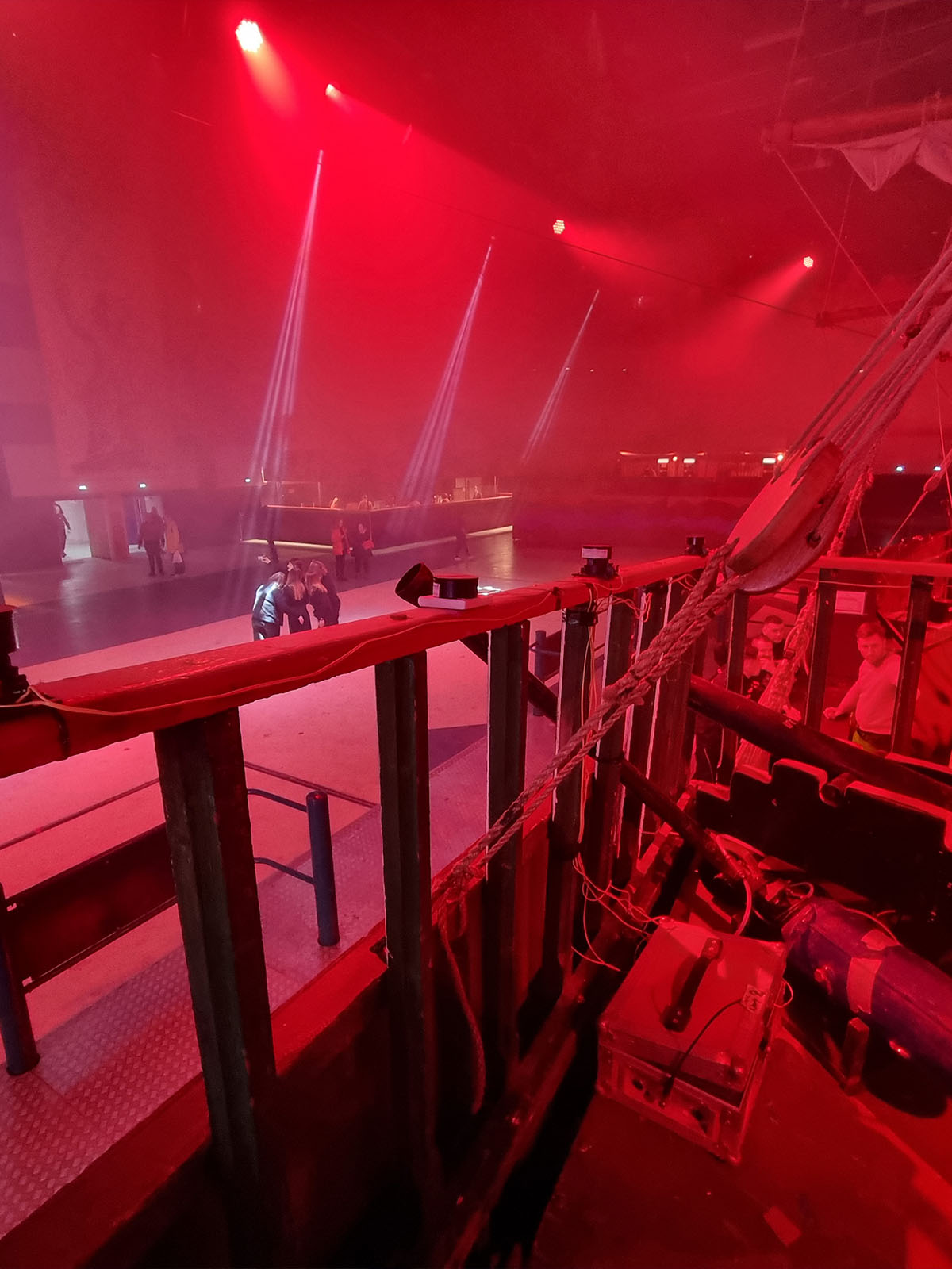 Intérieur du navire à voile avec éclairage rouge et balustrade en bois lors du Carnaval de Dunkerque