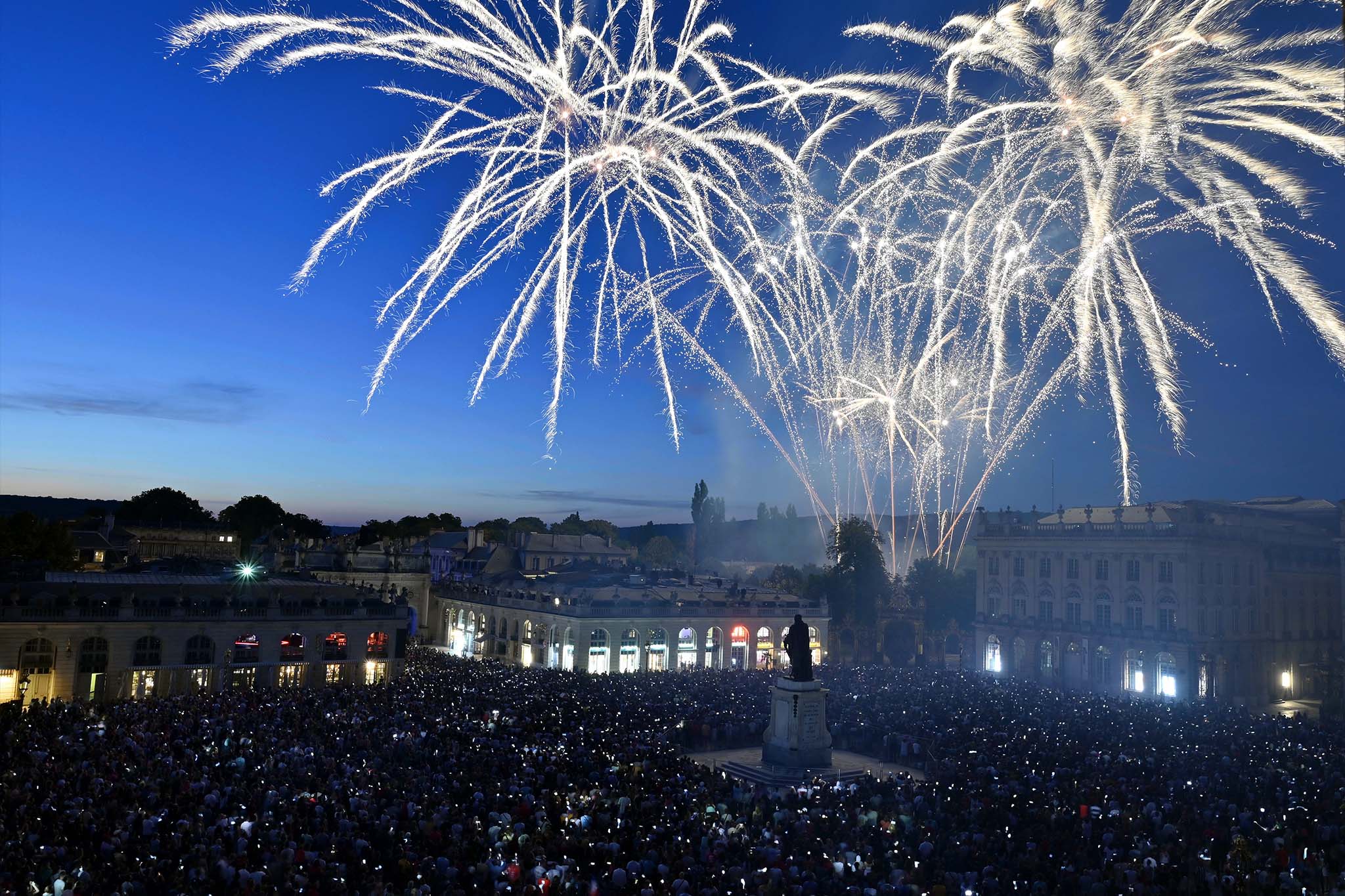 Feux d'artifice blancs illuminant la Place Stanislas de Nancy lors du 14 juillet