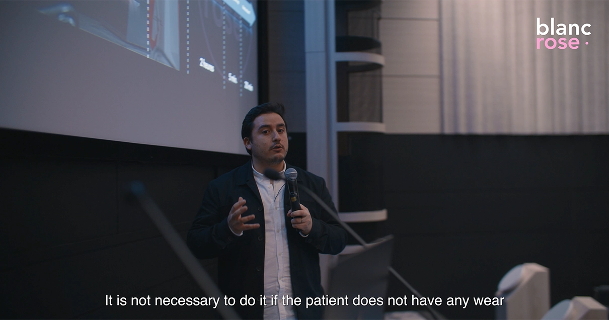 Le docteur Adrien Fellous s'exprimant lors d'une conférence.