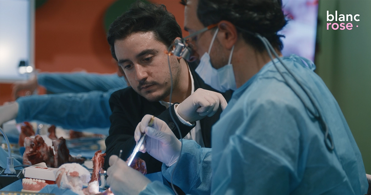 Le docteur Adrien Fellous montrant une procédure dentaire à un élève.