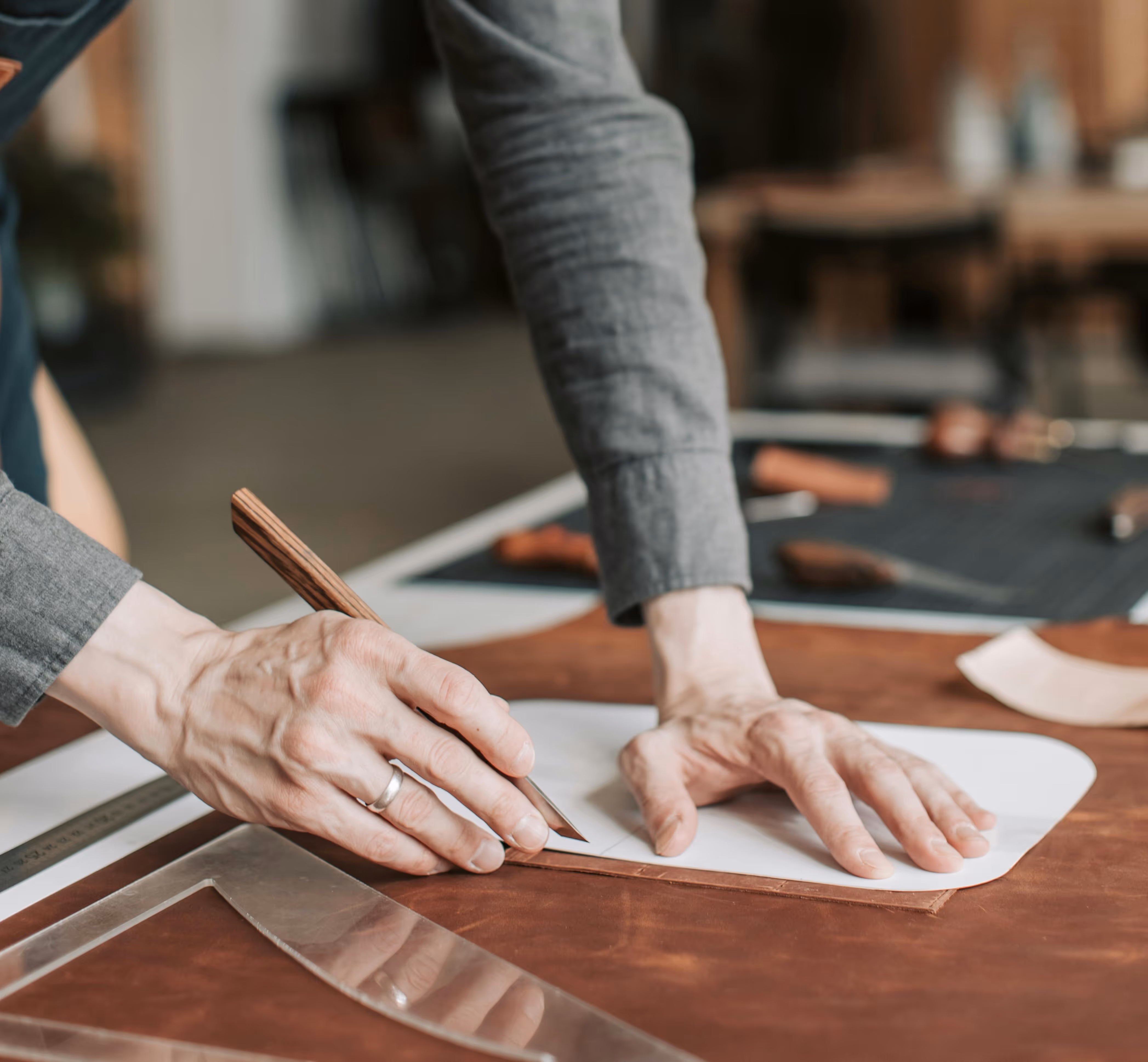 Artisan travaillant son produit — Le Calis Studio