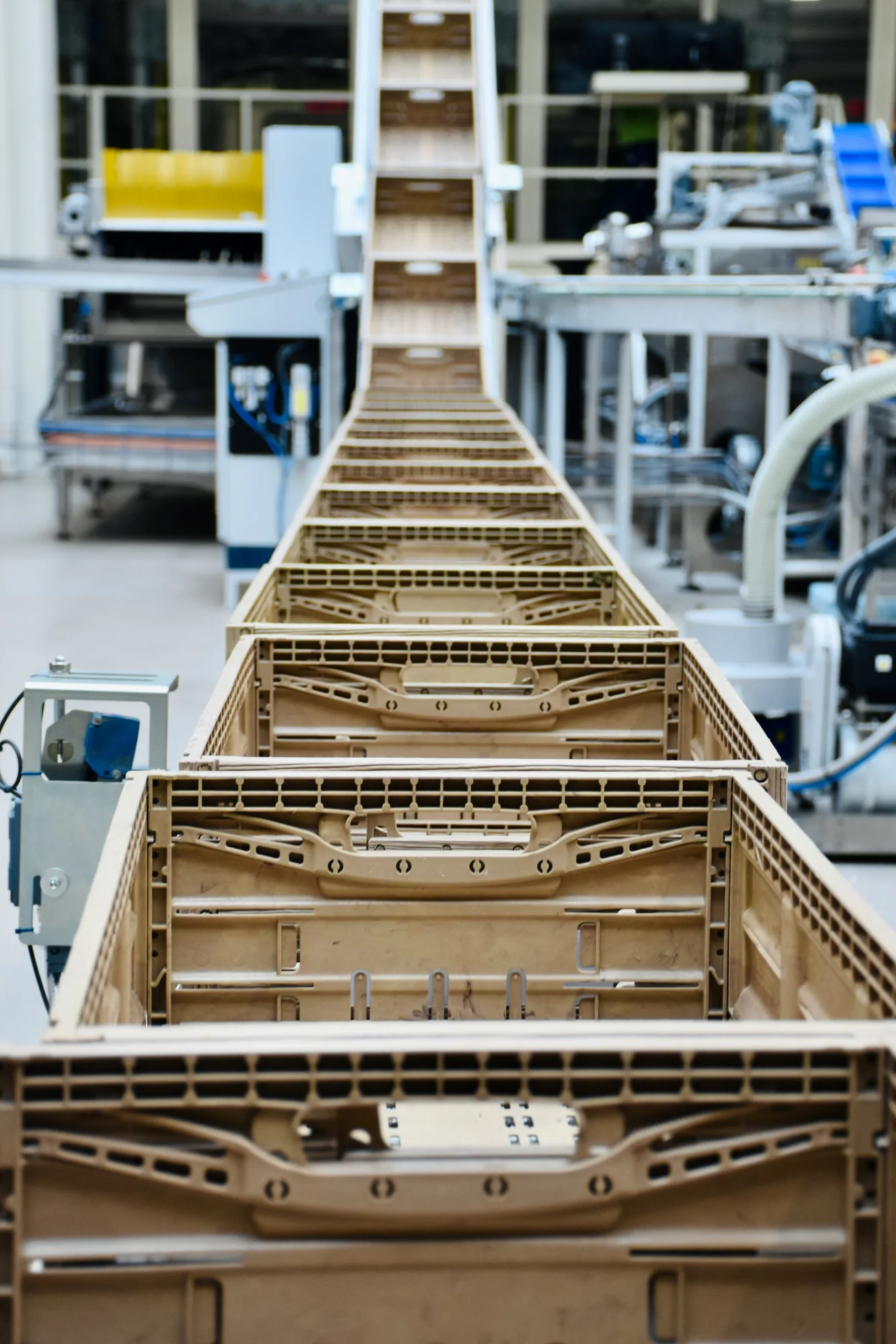 Reusable handling crates on an automated warehouse conveyor