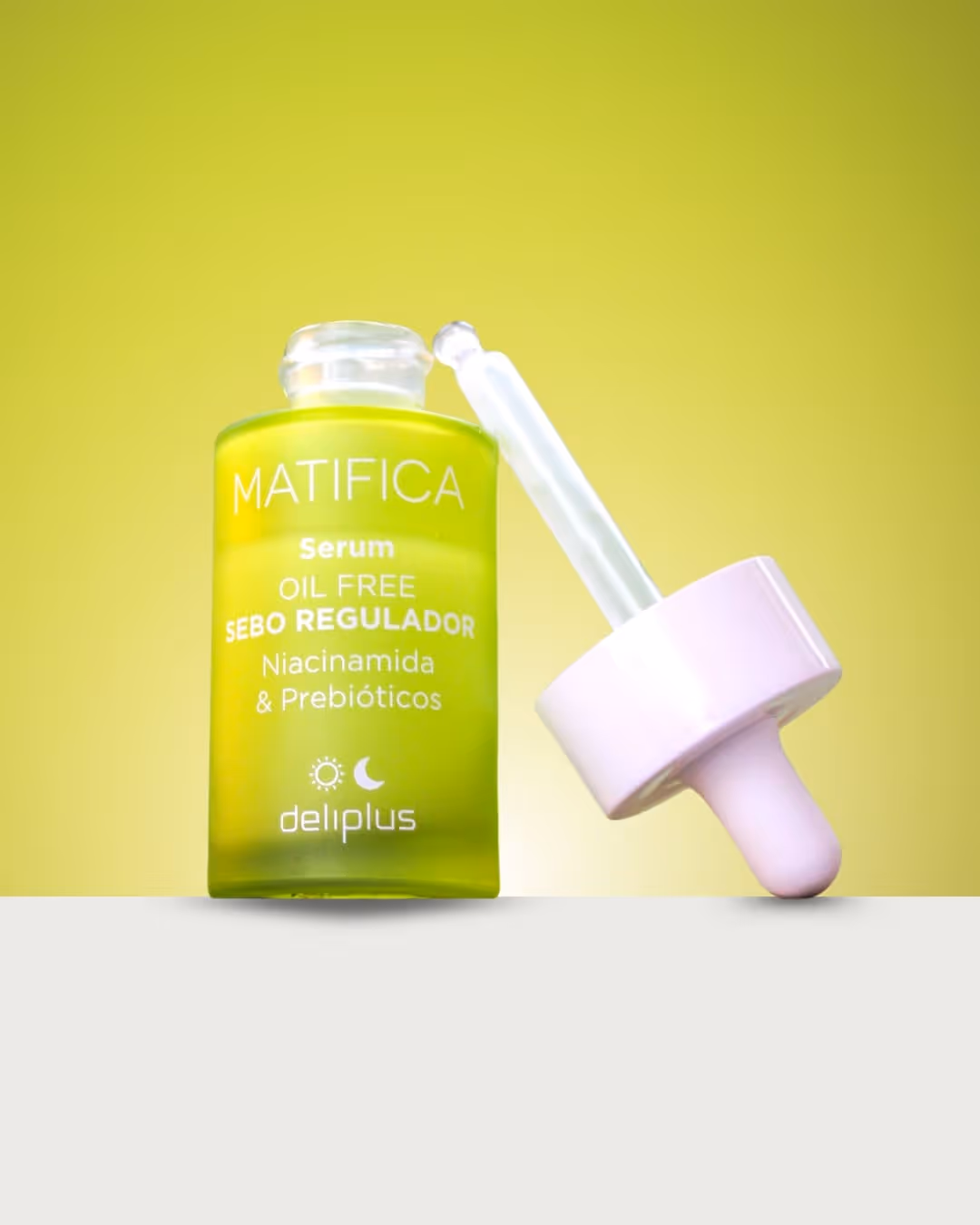 Green bottle of Deliplus Matifica oil-free sebum regulator serum with niacinamide and prebiotics, next to a pink dropper.