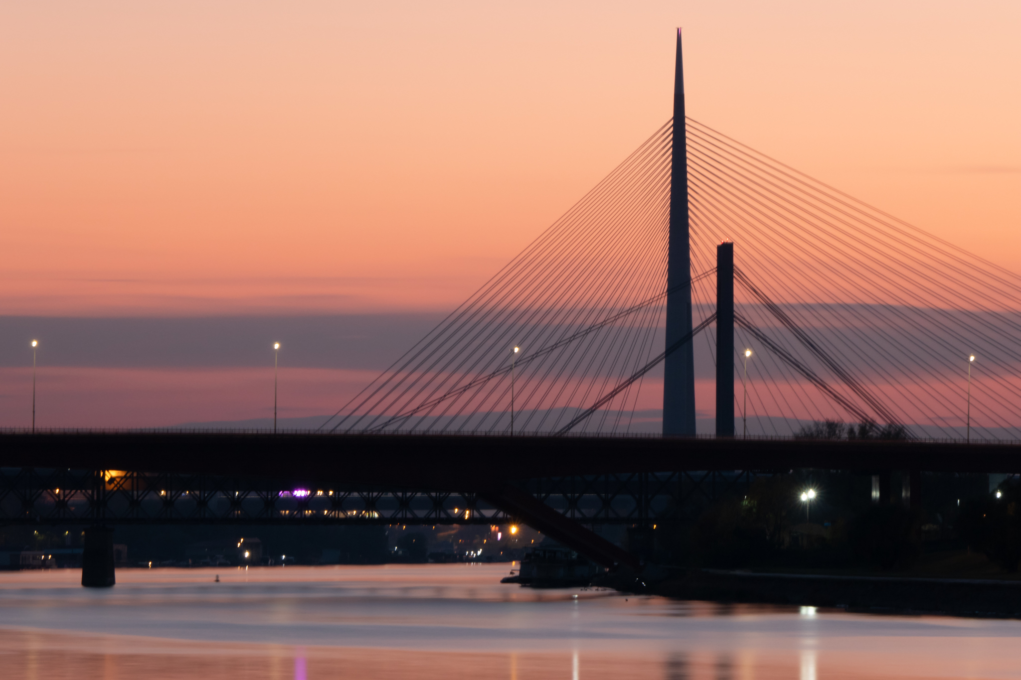 Alika mosta Gazela u Beogradu, u sumrak sa jarko crcvenom bojom koja od+likava zalazak Sunca