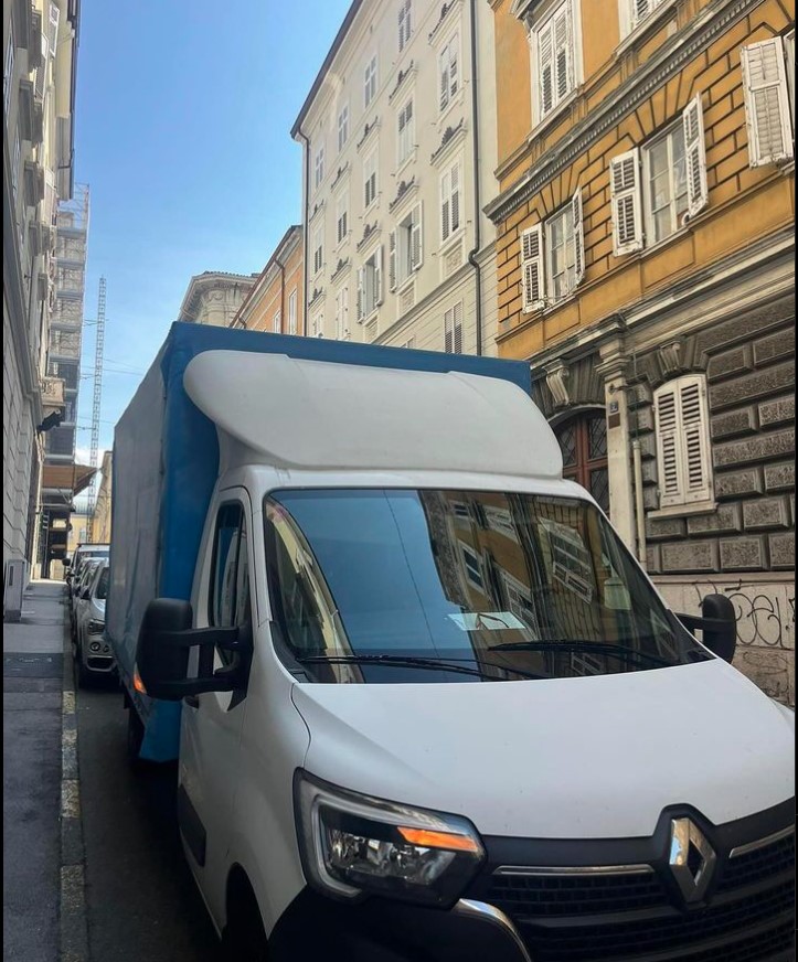 Krupan kadar kombija za selidbe parkiranog u gradu